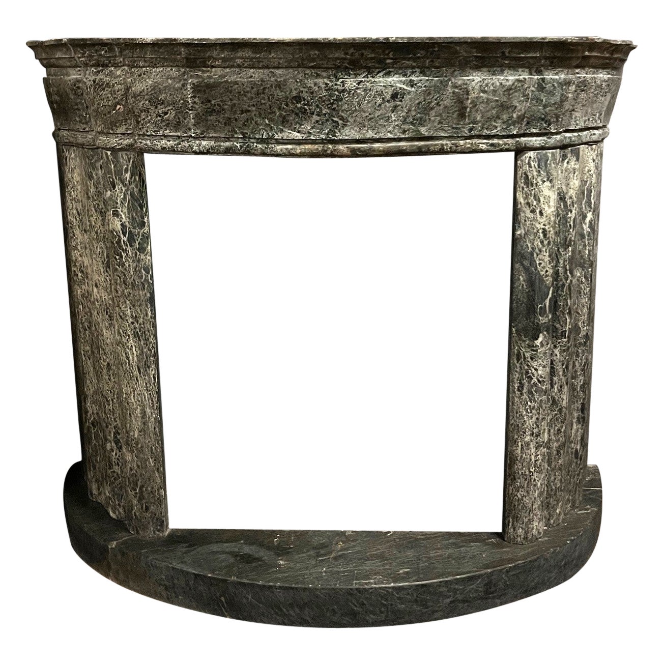 Cheminée en marbre vert alpin, sculptée art déco et complète avec socle, Italie en vente