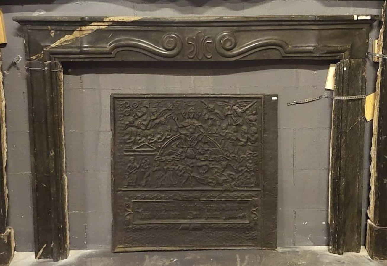 Antico camino mantello cornice in marmo Verde Serpentino, tipico e bellissimo marmo delle coste italiane, pregiato per il colore di un verde bottiglia intenso, scuro. Camino con Fronte scolpito con conchiglia centrale e Gambe dritte con colonne