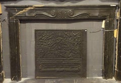 camino in marmo Verde Serpentino con Fronte scolpito con conchiglia centrale