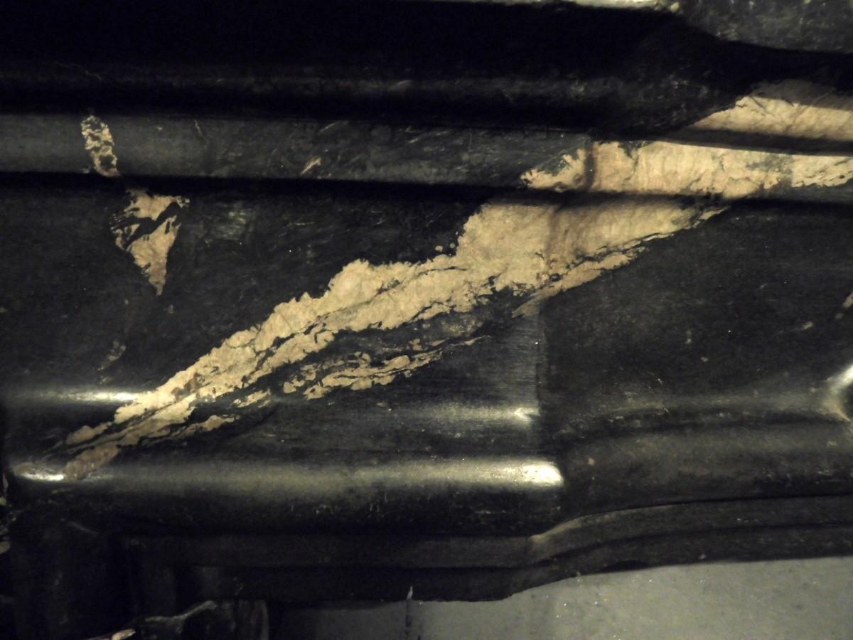 Carved camino in marmo Verde Serpentino con Fronte scolpito con conchiglia centrale For Sale