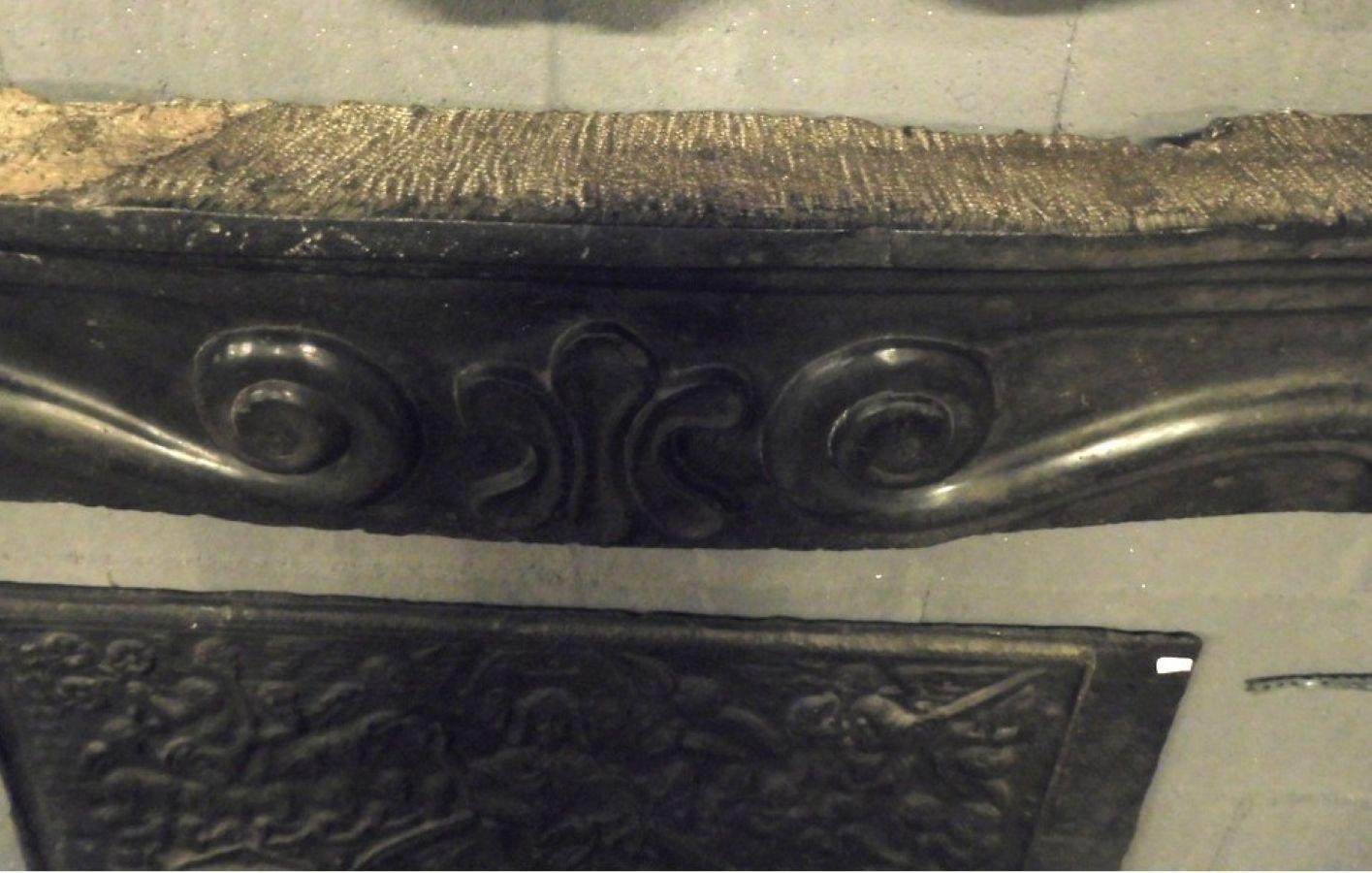 camino in marmo Verde Serpentino con Fronte scolpito con conchiglia centrale In Fair Condition For Sale In Cuneo, Italy (CN)