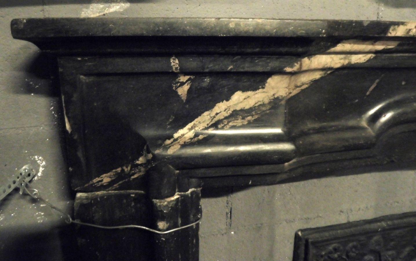 18th Century and Earlier camino in marmo Verde Serpentino con Fronte scolpito con conchiglia centrale For Sale