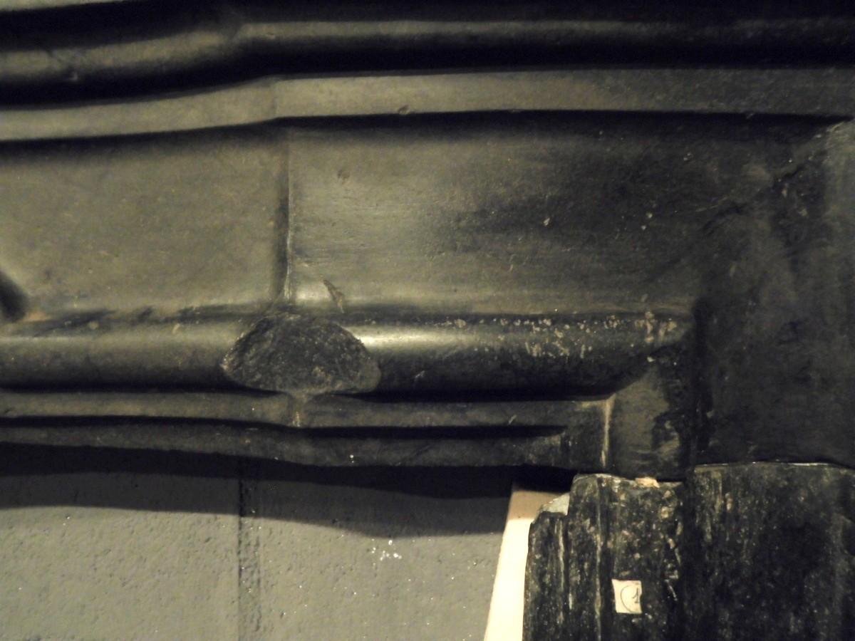 Marble camino in marmo Verde Serpentino con Fronte scolpito con conchiglia centrale For Sale