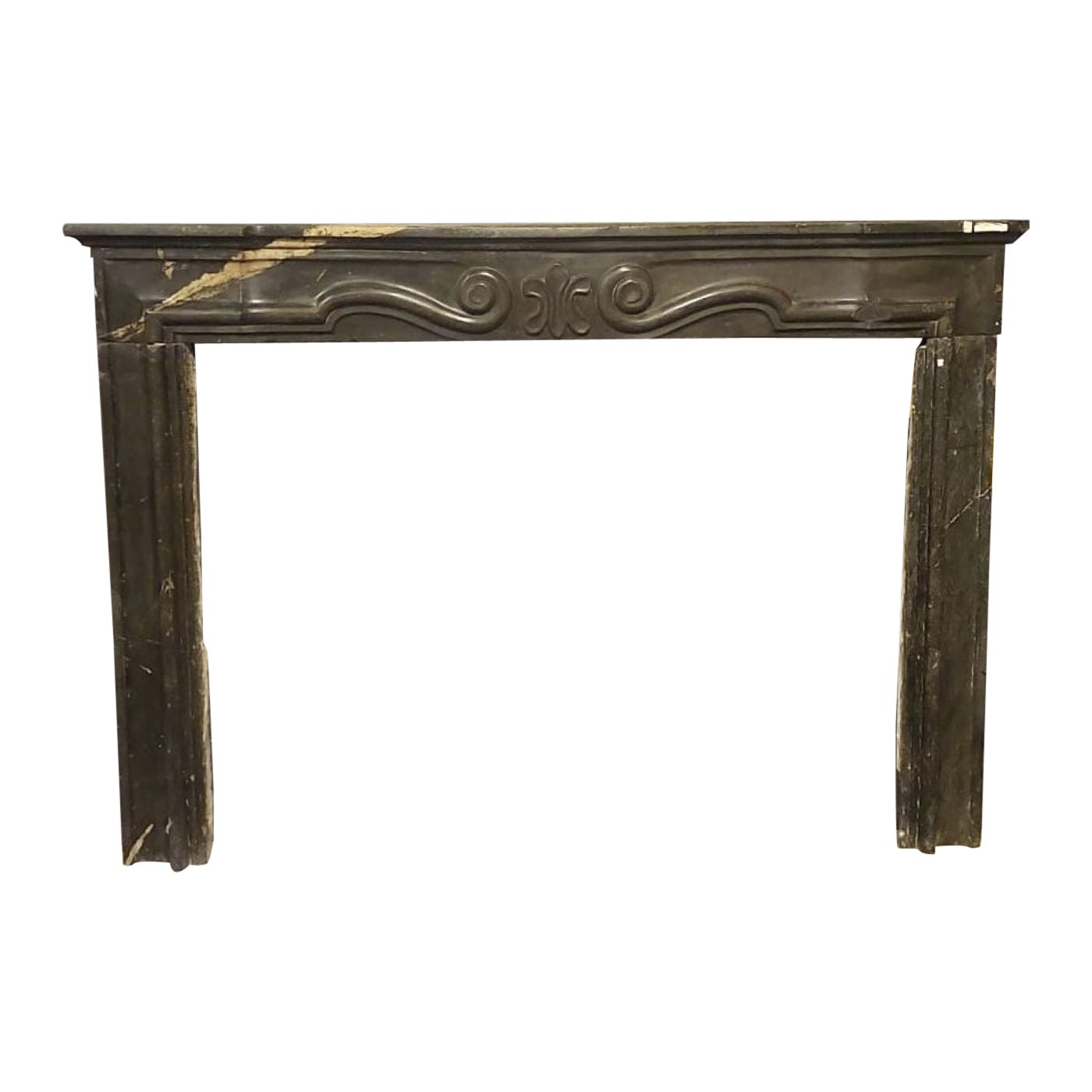 camino in marmo Verde Serpentino con Fronte scolpito con conchiglia centrale For Sale