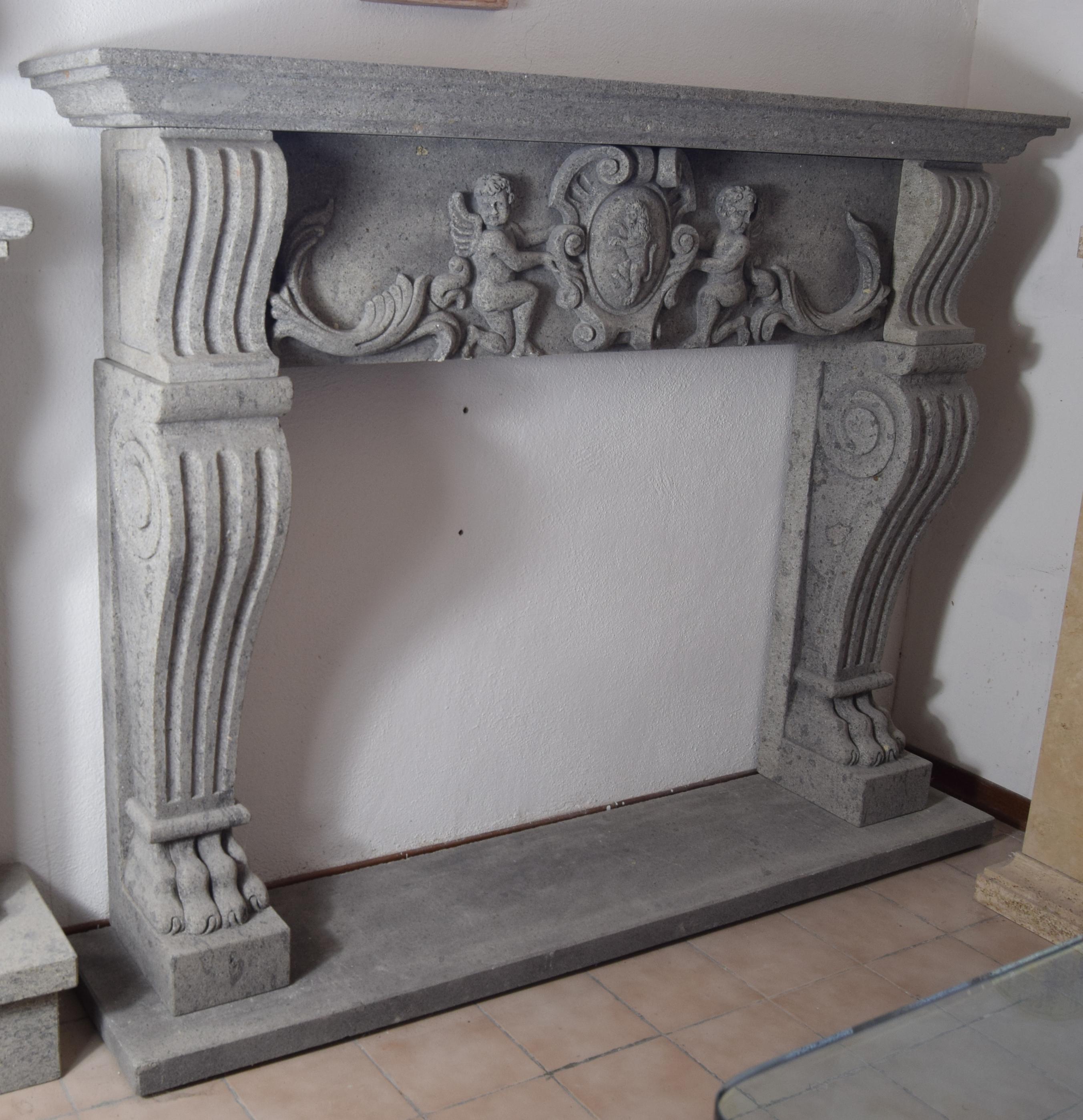 Rinascimento Camino in pietra vulcanica scolpito rinascimentale -made in Italy in vendita