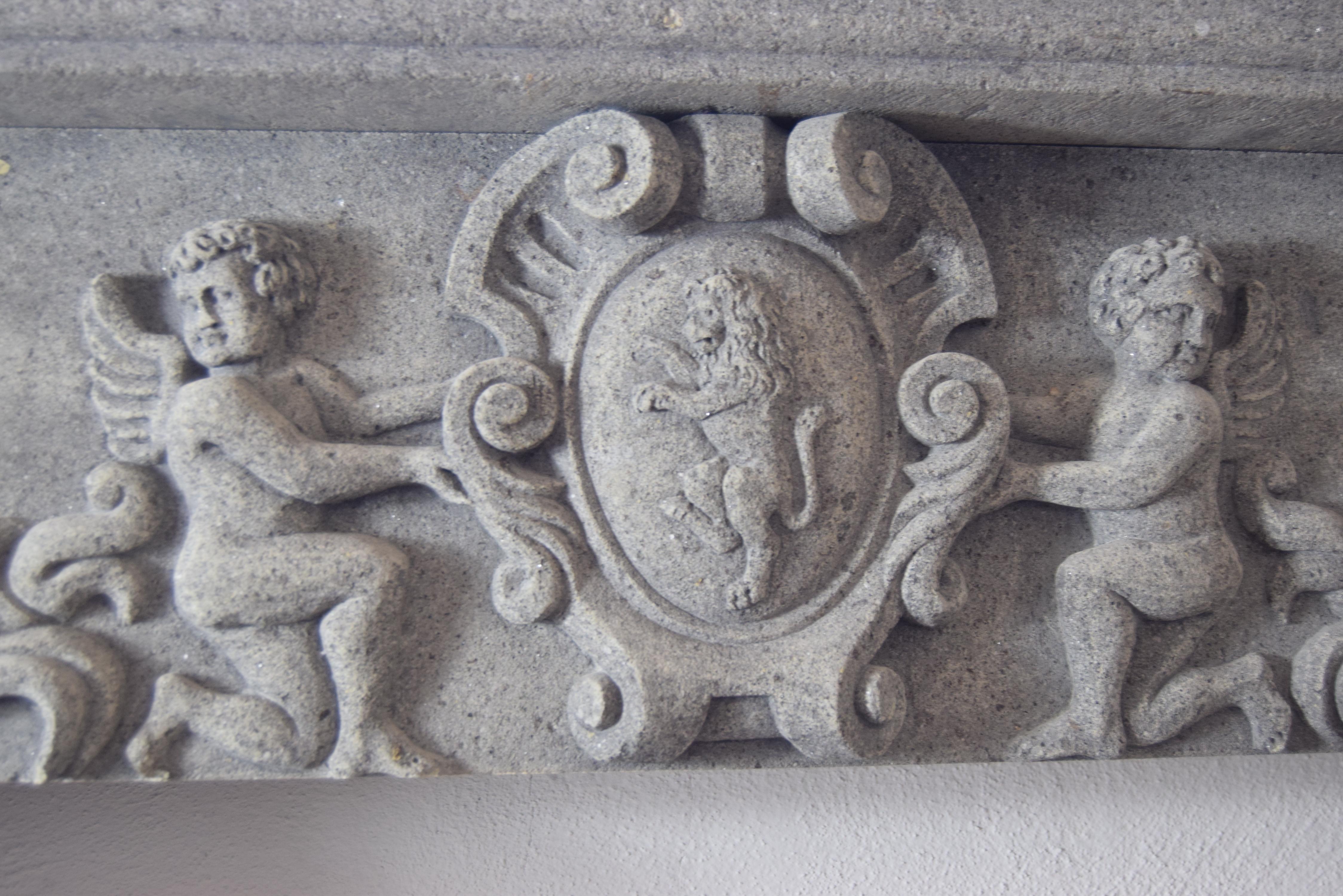 Italian Camino in pietra vulcanica scolpito rinascimentale -made in Italy in vendita