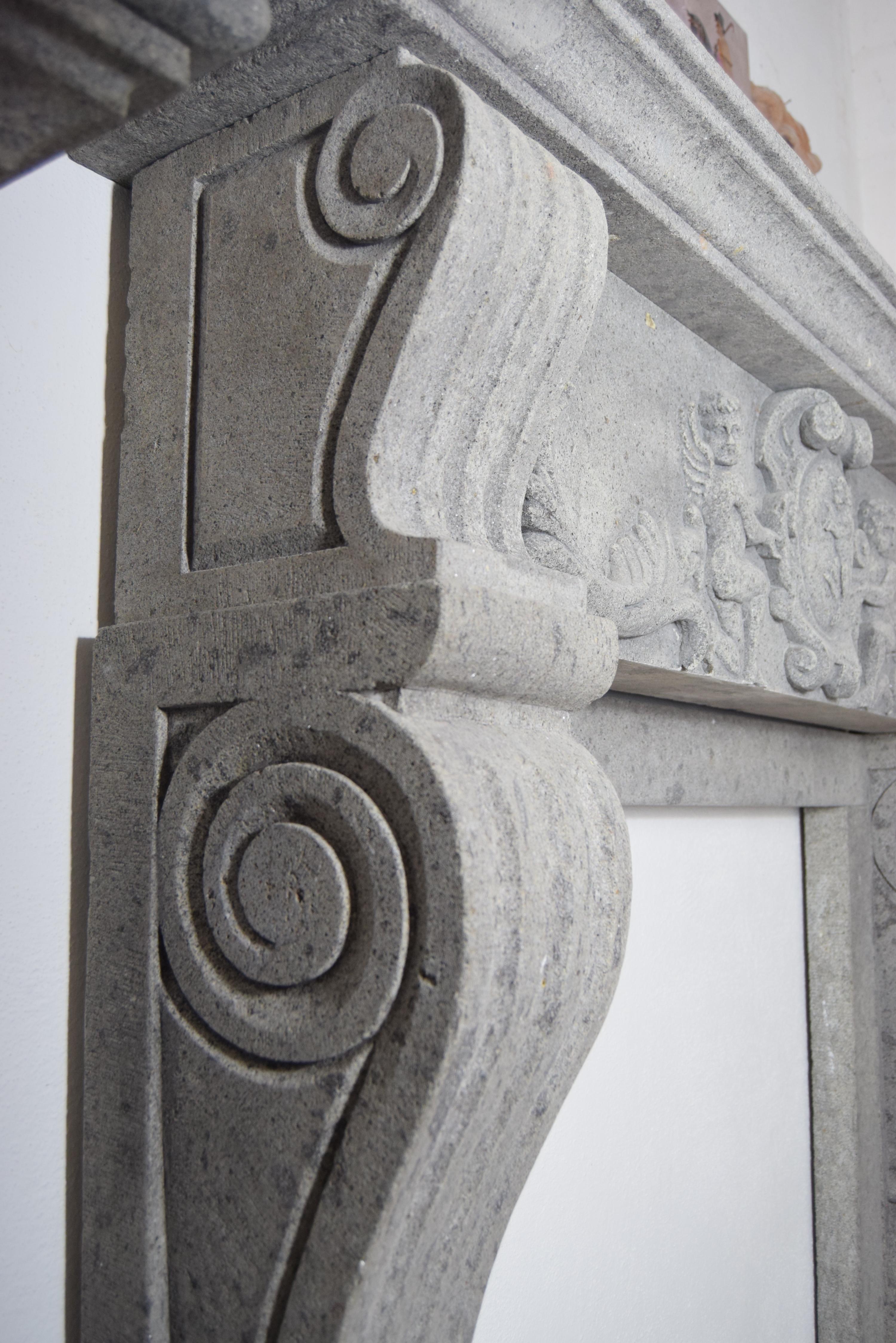 Camino in pietra vulcanica scolpito rinascimentale -made in Italy In condizioni buone in vendita a Tarquinia, IT