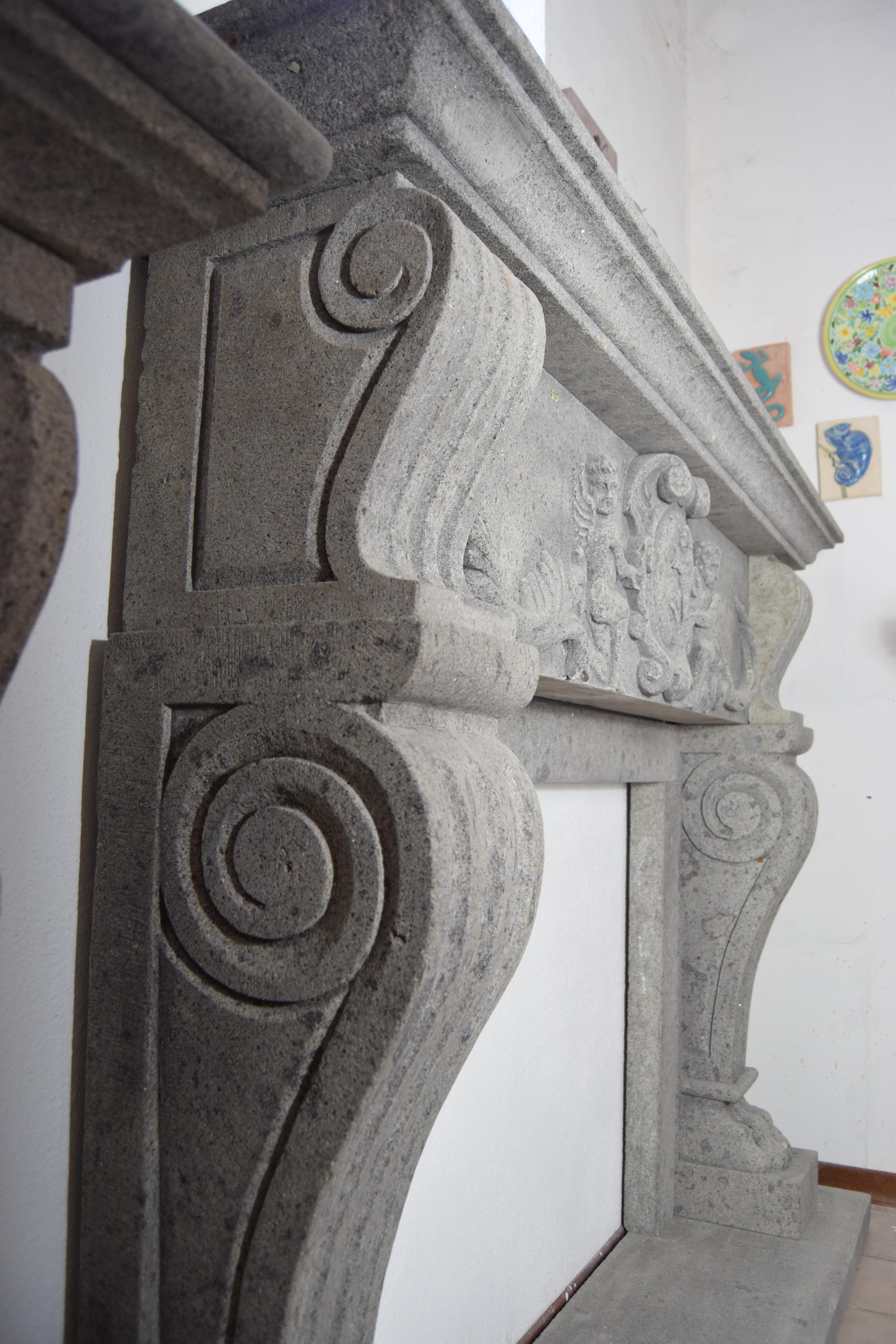 Late 20th Century Camino in pietra vulcanica scolpito rinascimentale -made in Italy in vendita