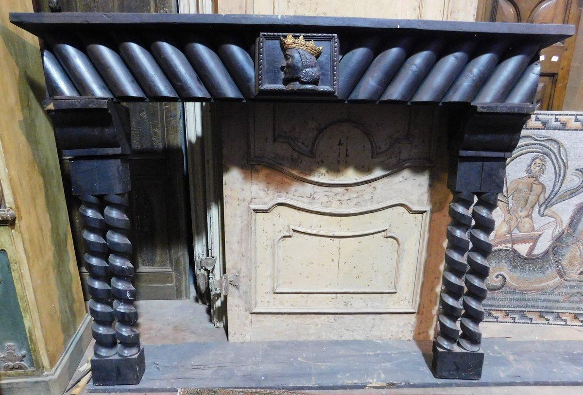Camino mantello in legno laccato nero, al centro del fronte è presente una testa con corona dorata e i montanti a torciglioni, originale di Epoca inizio '900.
Riccamente decorato e ideale anche per altri usi, come consolle, testiera del letto o