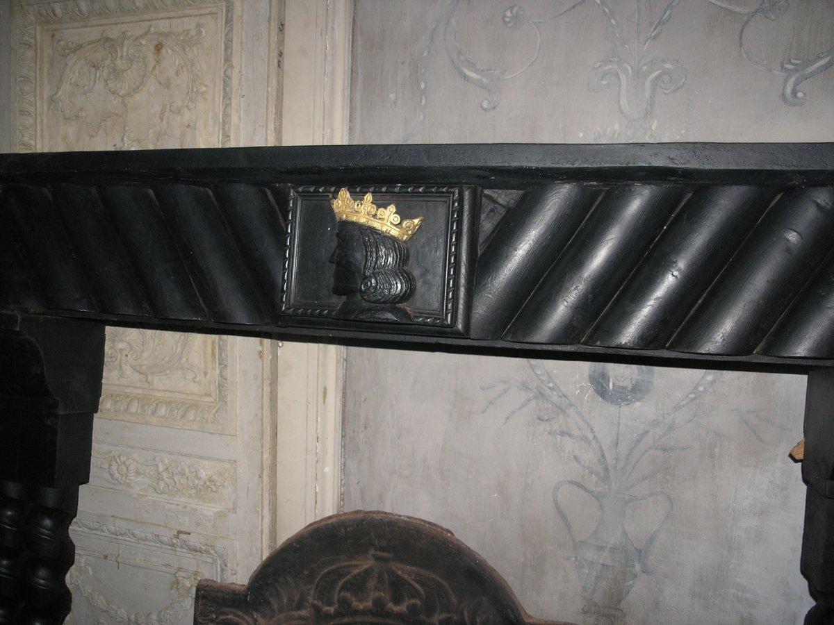 Italian Camino mantello in legno laccato nero, scultura centrale e gambe mosse, italia For Sale