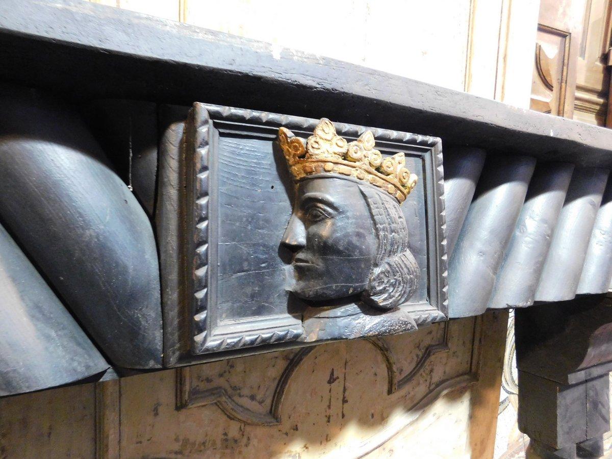Lacquered Camino mantello in legno laccato nero, scultura centrale e gambe mosse, italia For Sale