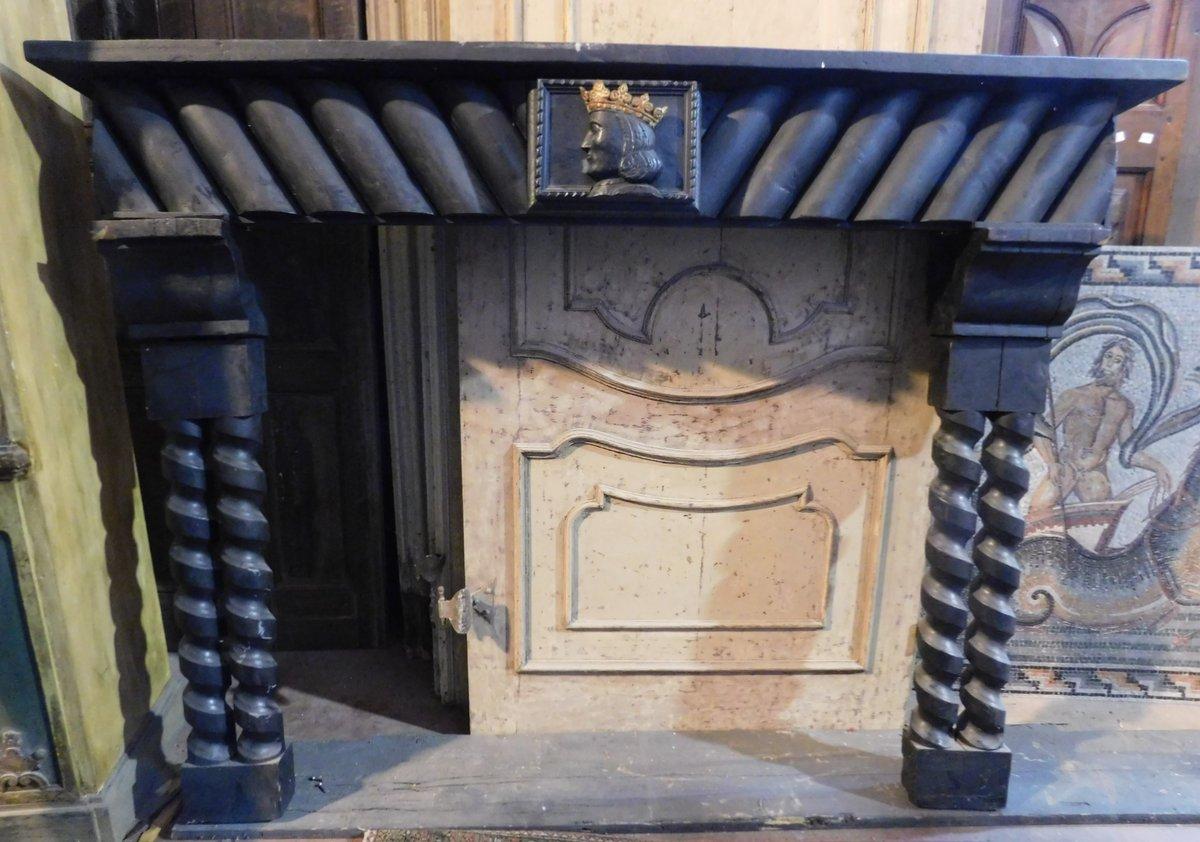 Camino mantello in legno laccato nero, scultura centrale e gambe mosse, italia In Good Condition For Sale In Cuneo, Italy (CN)