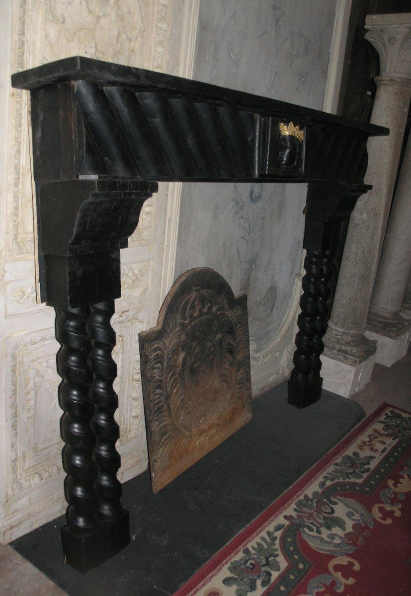 Early 20th Century Camino mantello in legno laccato nero, scultura centrale e gambe mosse, italia For Sale