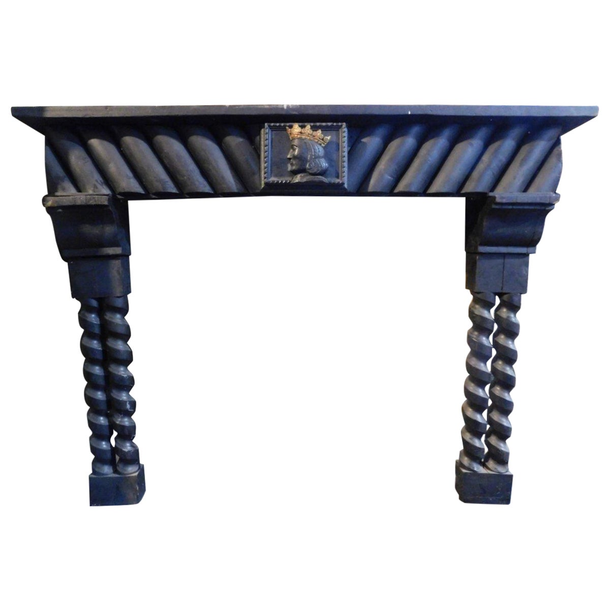 Camino mantello in legno laccato nero, scultura centrale e gambe mosse, italia For Sale
