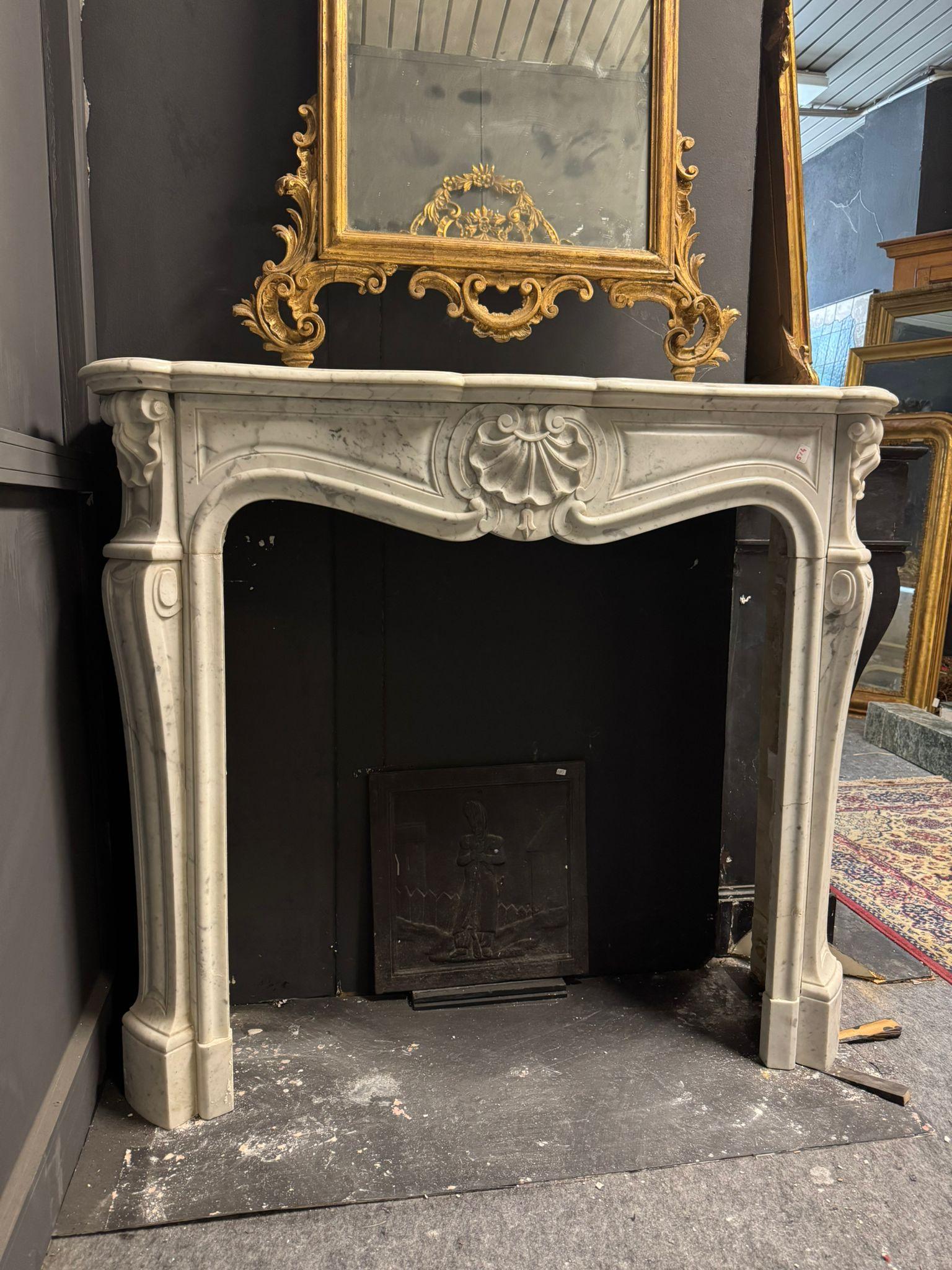 Antique Fireplace frame made of hand-carved white Carrara marble with shells. Il pregiato marmo bianco di Carrara è conosciuto in tutto il mondo per il colore bianco candido uniforme con venature grigie. Appreciated even by the ancient Romans, it