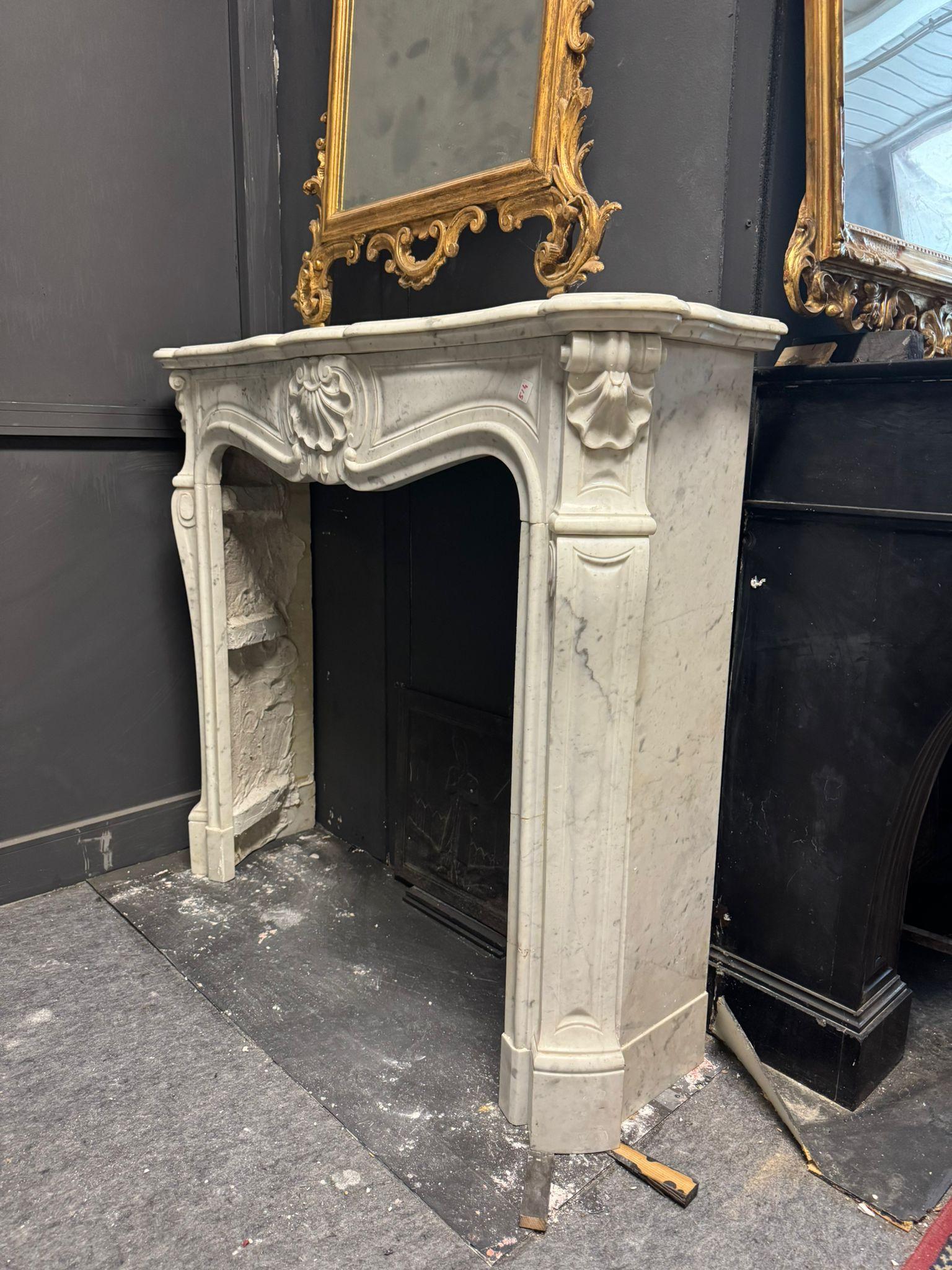 White Carrara marble mantle fireplace, carved with shell, france In Good Condition For Sale In Cuneo, Italy (CN)