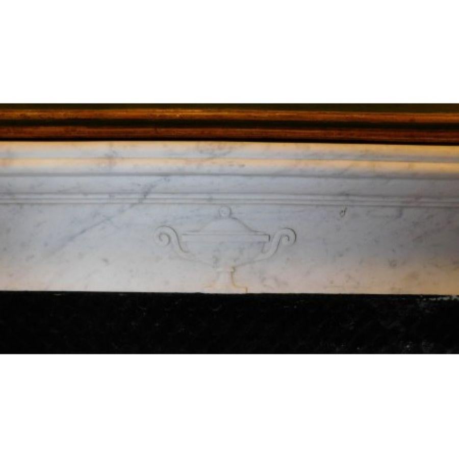 camino mantello in marmo bianco di Carrara, scolpito con coppa centrale, italia en venta 3