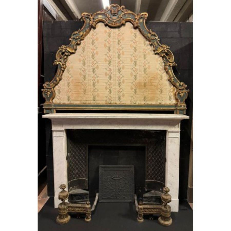 Affascinante camino antico in marmo bianco di Carrara.
El preciado mármol blanco de Carrara es conocido en todo el mundo por su color blanco candido uniforme con venas grises. Apreciado ya por los antiguos romanos, se ha utilizado para realizar