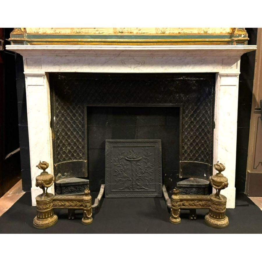 camino mantello in marmo bianco di Carrara, scolpito con coppa centrale, italia Italiano en venta