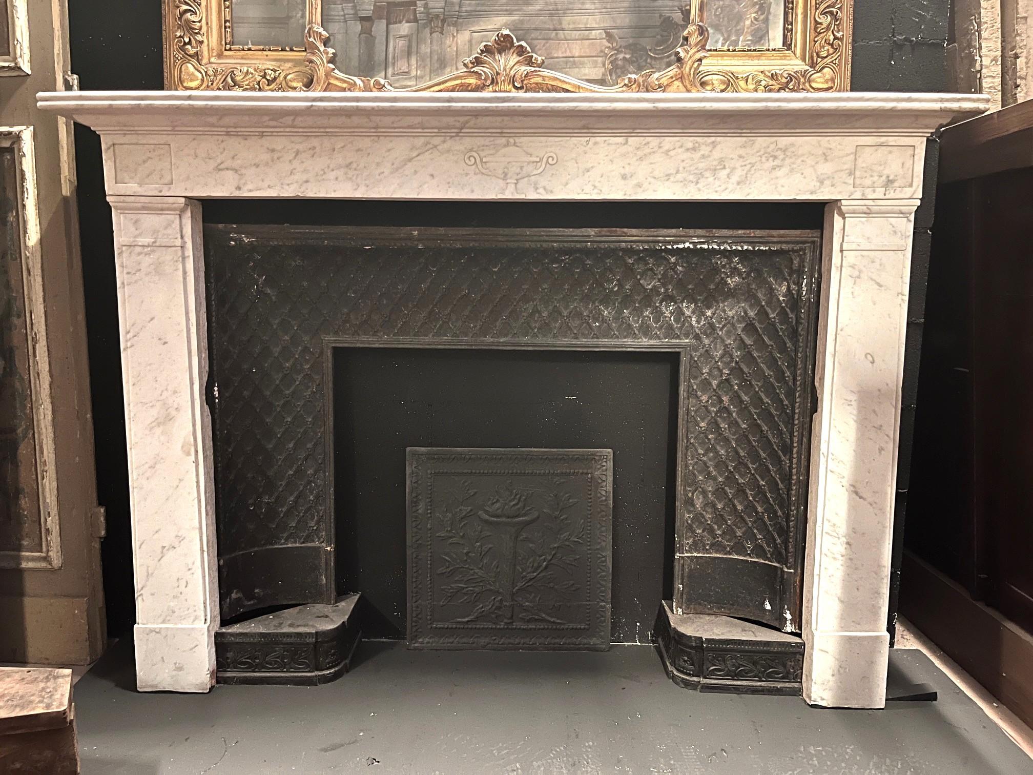 camino mantello in marmo bianco di Carrara, scolpito con coppa centrale, italia Tallado en venta