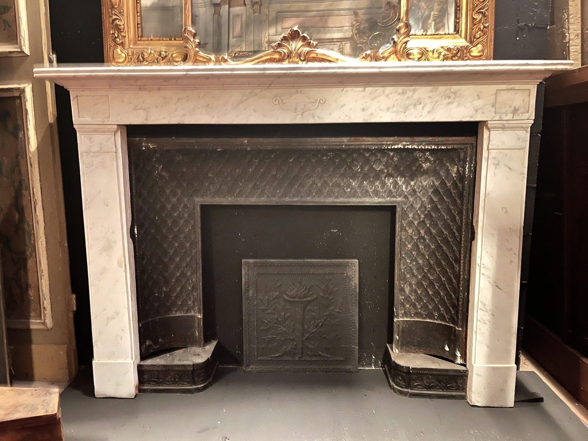 camino mantello in marmo bianco di Carrara, scolpito con coppa centrale, italia en Bueno estado para la venta en Cuneo, Italy (CN)