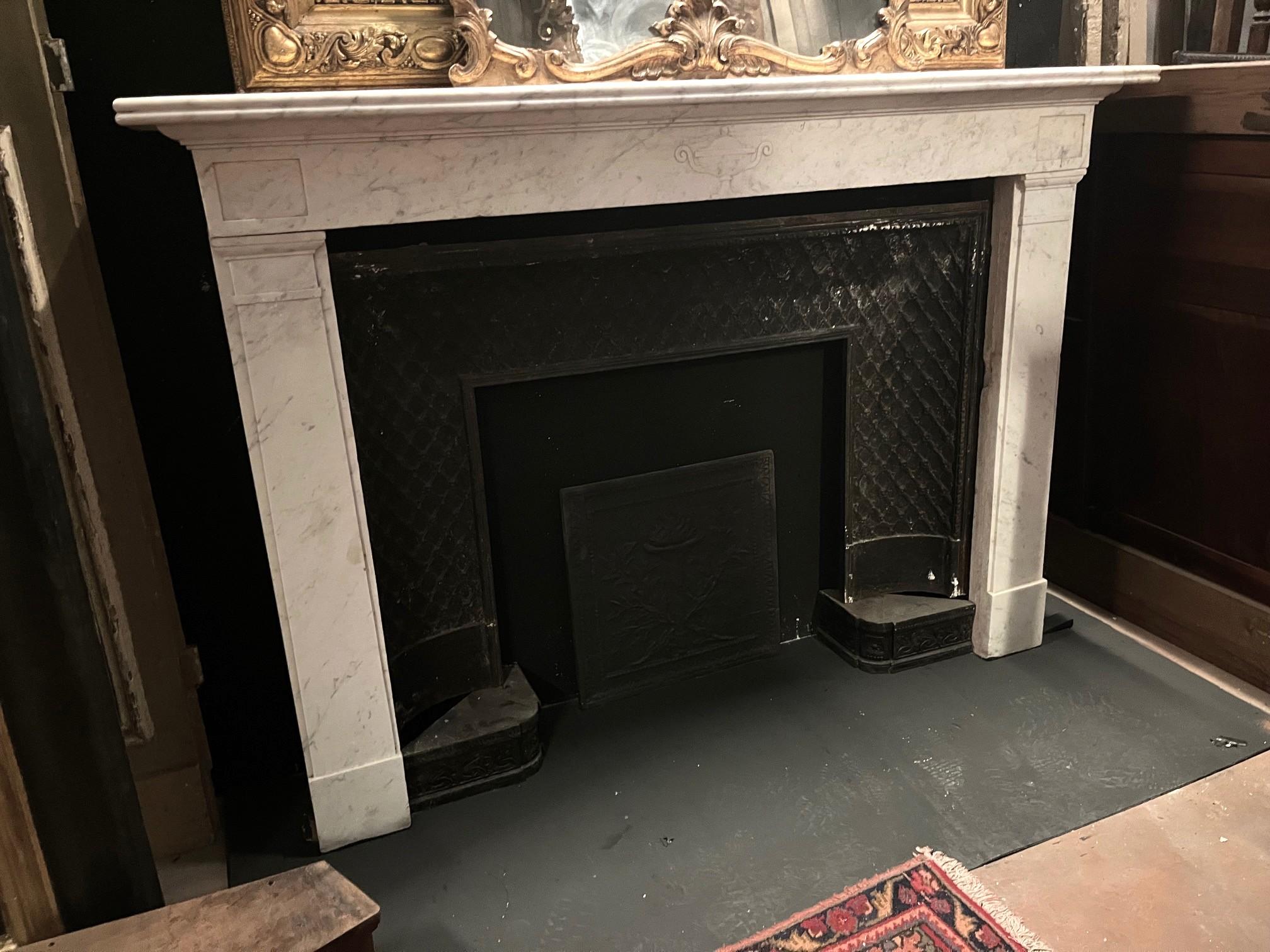 camino mantello in marmo bianco di Carrara, scolpito con coppa centrale, italia siglo XIX en venta