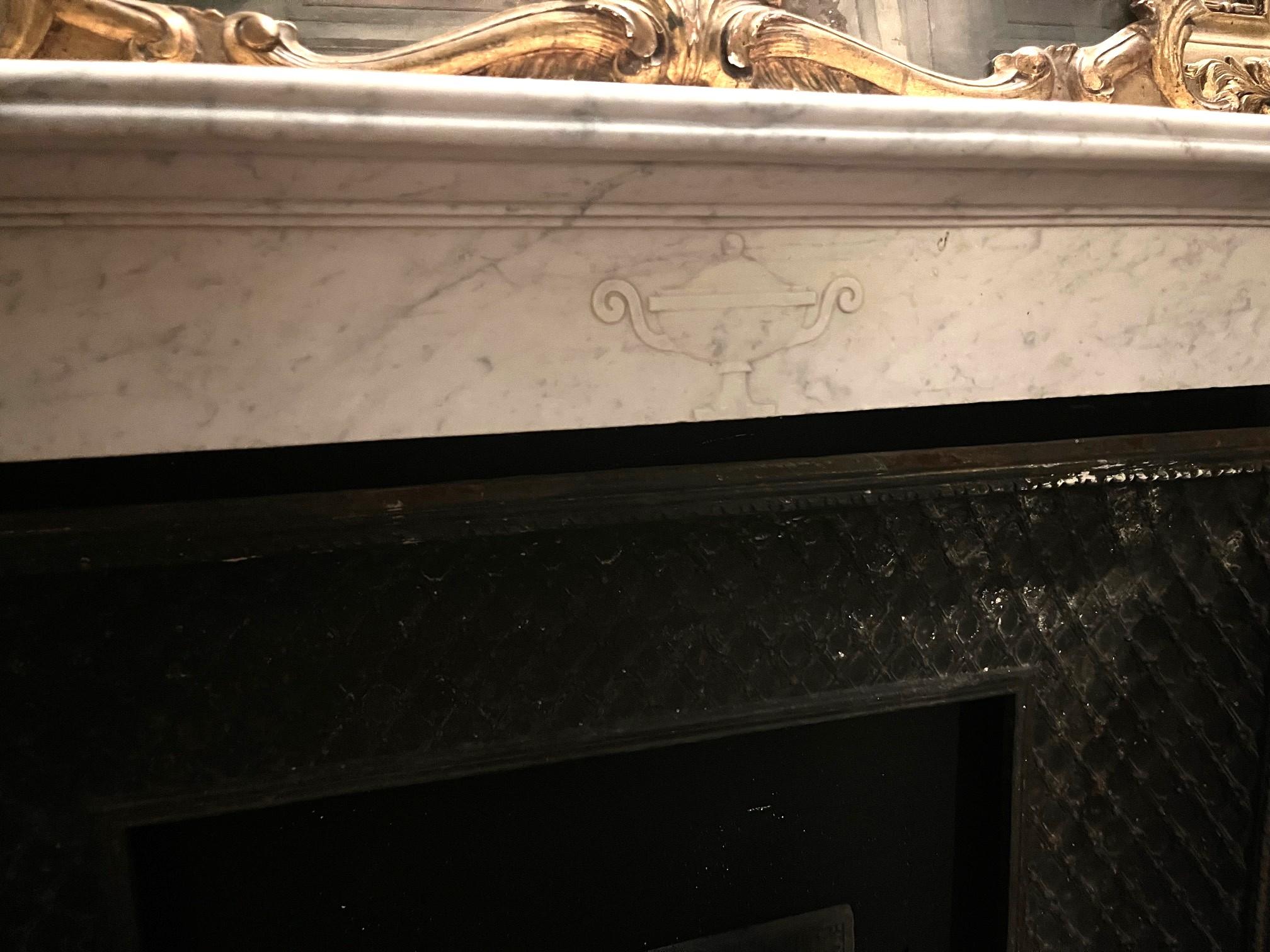 camino mantello in marmo bianco di Carrara, scolpito con coppa centrale, italia Mármol de Carrara en venta