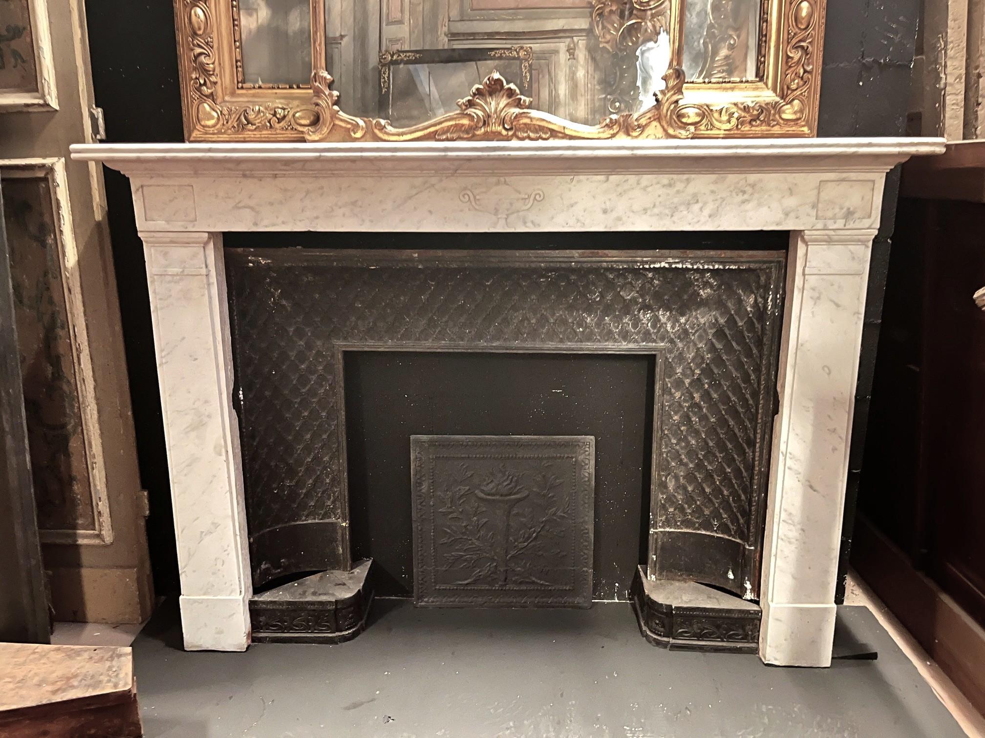 camino mantello in marmo bianco di Carrara, scolpito con coppa centrale, italia en venta 1