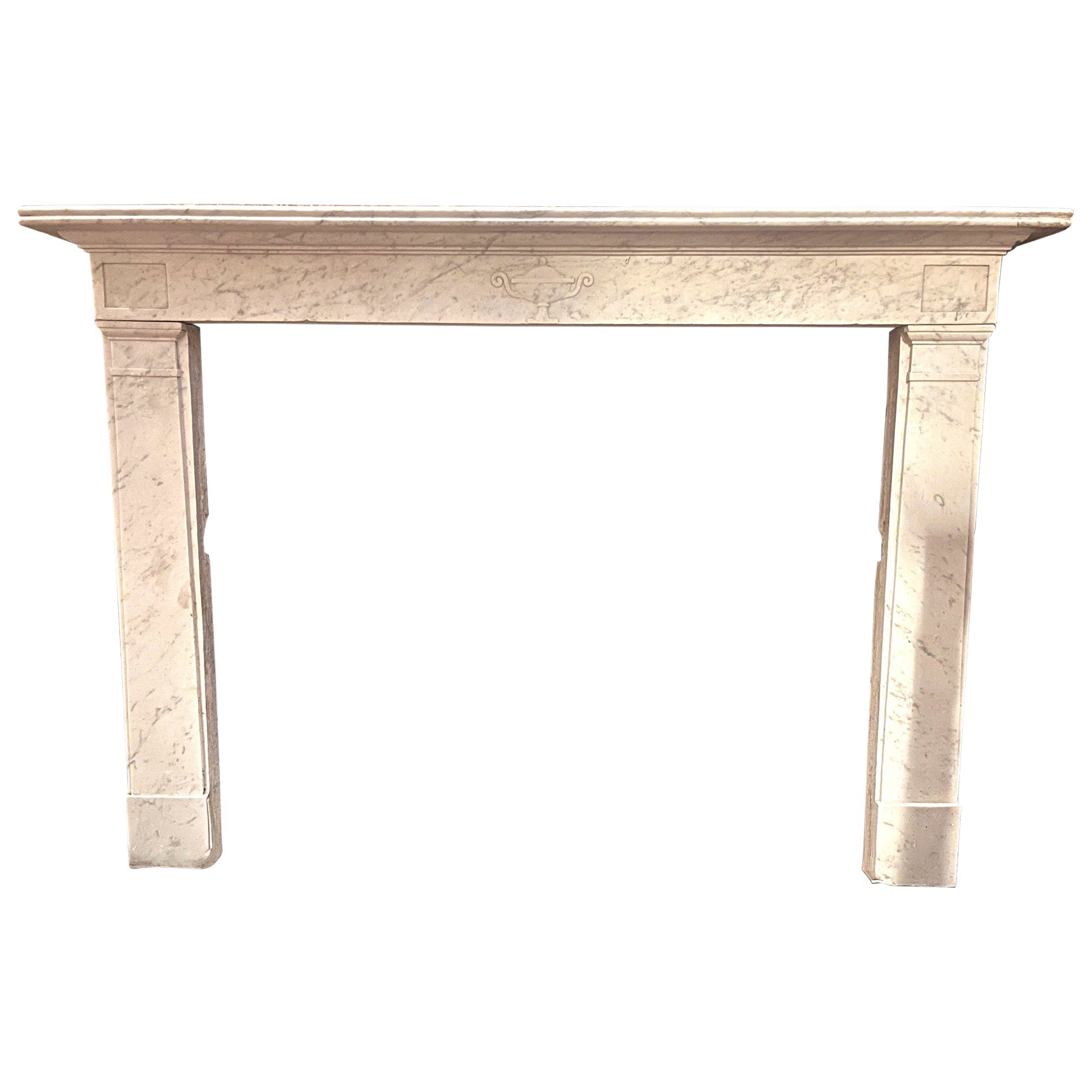 camino mantello in marmo bianco di Carrara, scolpito con coppa centrale, italia