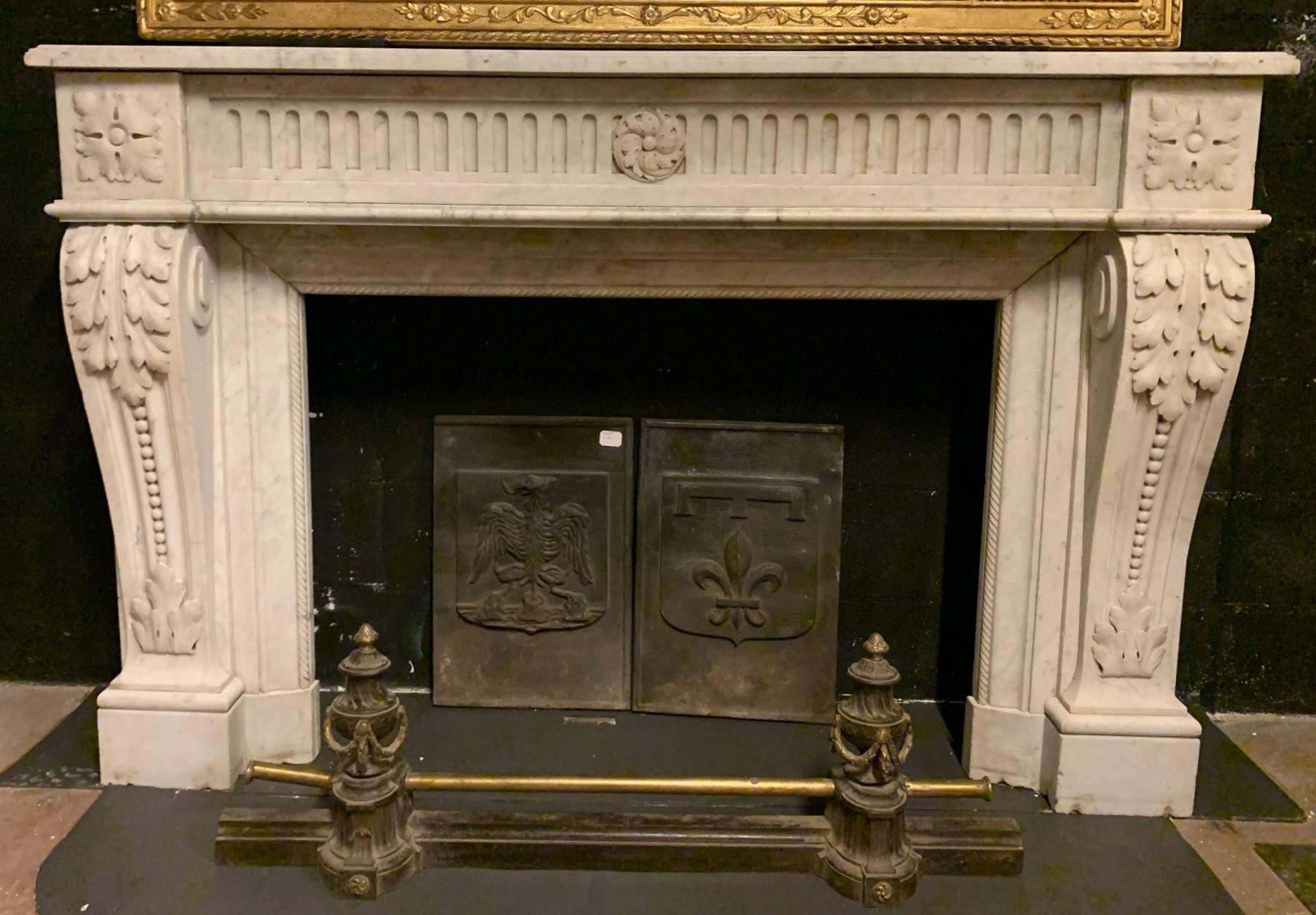 Affascinante ed importante camino mantello in marmo bianco di Carrara. 
Il pregiato marmo bianco di Carrara è conosciuto in tutto il mondo per il colore bianco candido uniforme con venature grigie. Apprezzato già dagli antichi romani, è stato