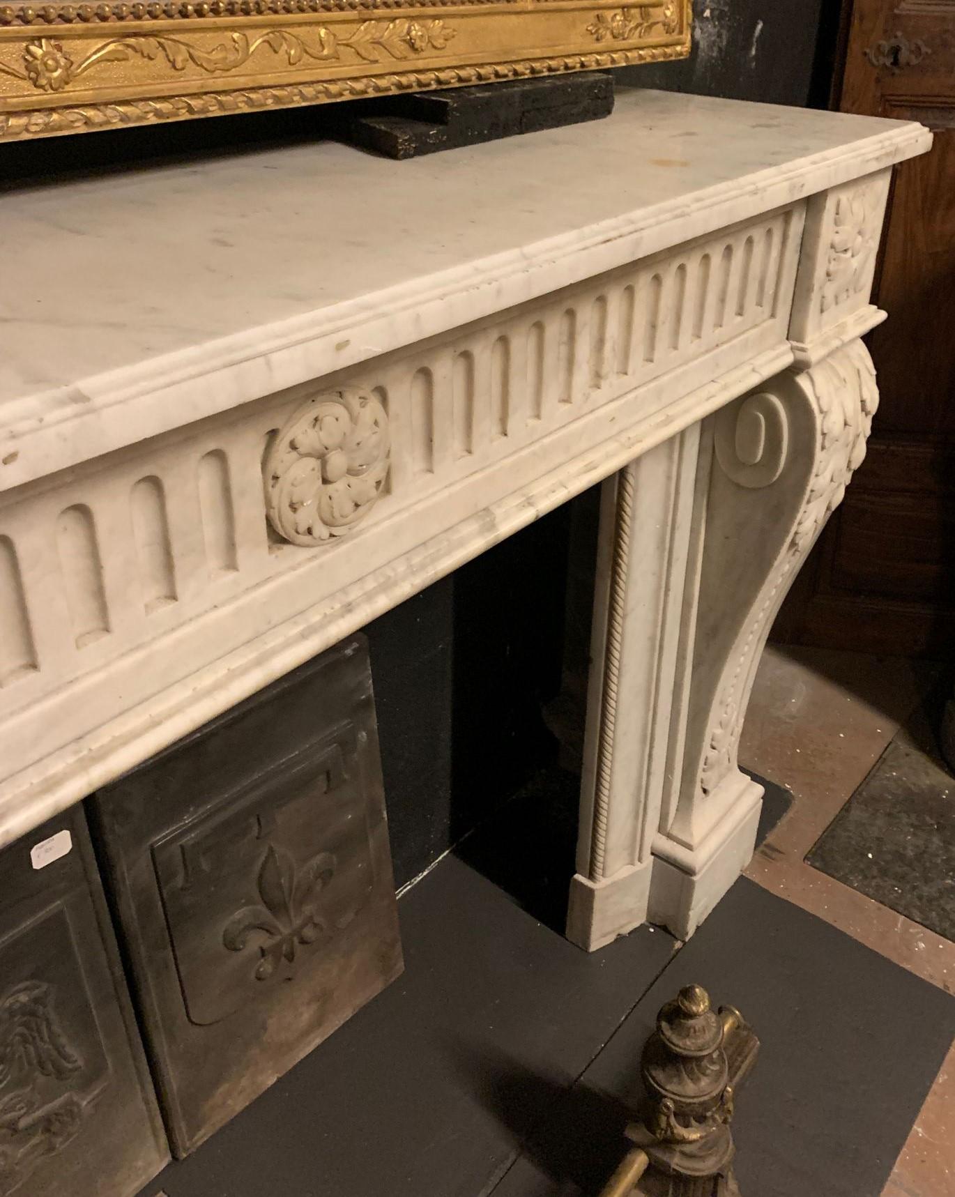 French Camino mantello in marmo bianco di Carrara, scolpito con fiori e decori, Francia For Sale