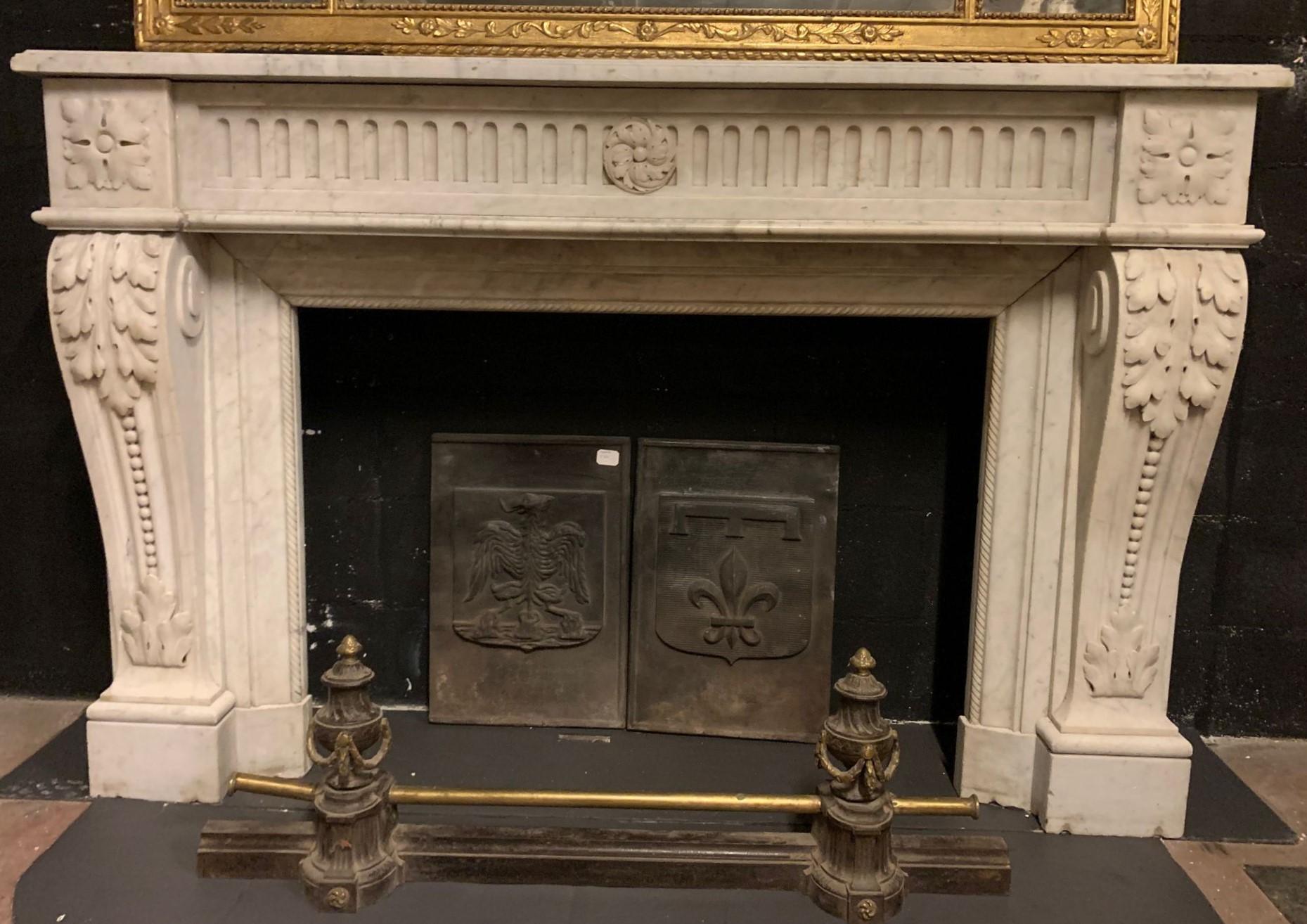 Carved Camino mantello in marmo bianco di Carrara, scolpito con fiori e decori, Francia For Sale