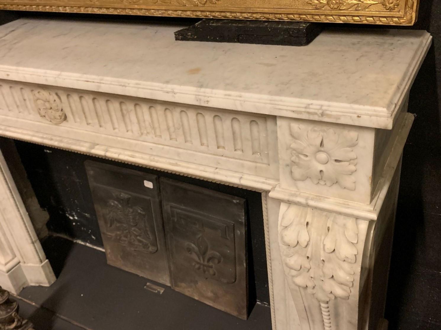 Camino mantello in marmo bianco di Carrara, scolpito con fiori e decori, Francia In Good Condition For Sale In Cuneo, Italy (CN)