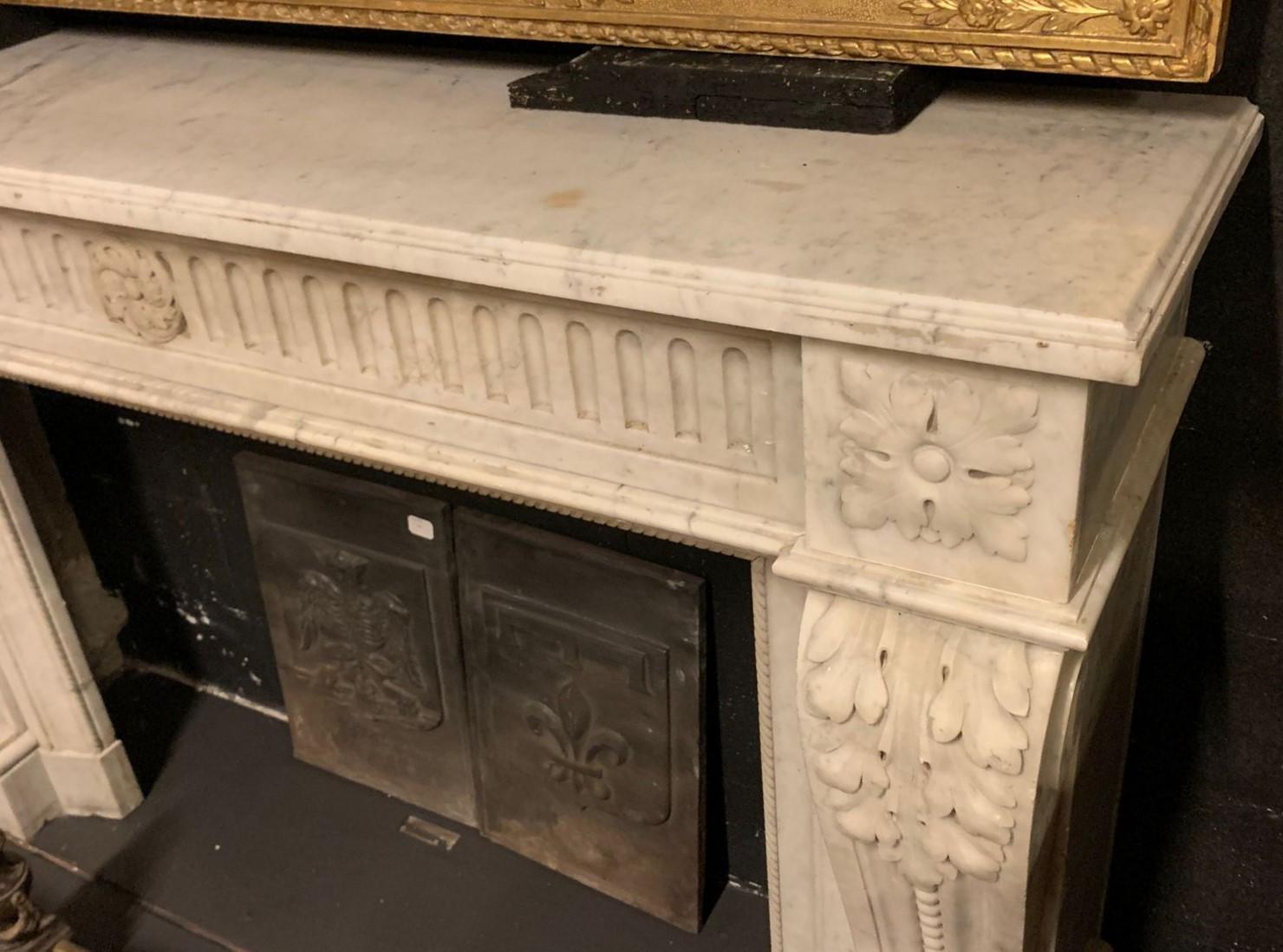 18th Century and Earlier Camino mantello in marmo bianco di Carrara, scolpito con fiori e decori, Francia For Sale