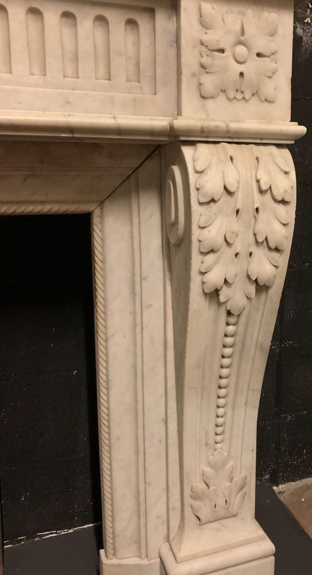 Carrara Marble Camino mantello in marmo bianco di Carrara, scolpito con fiori e decori, Francia For Sale