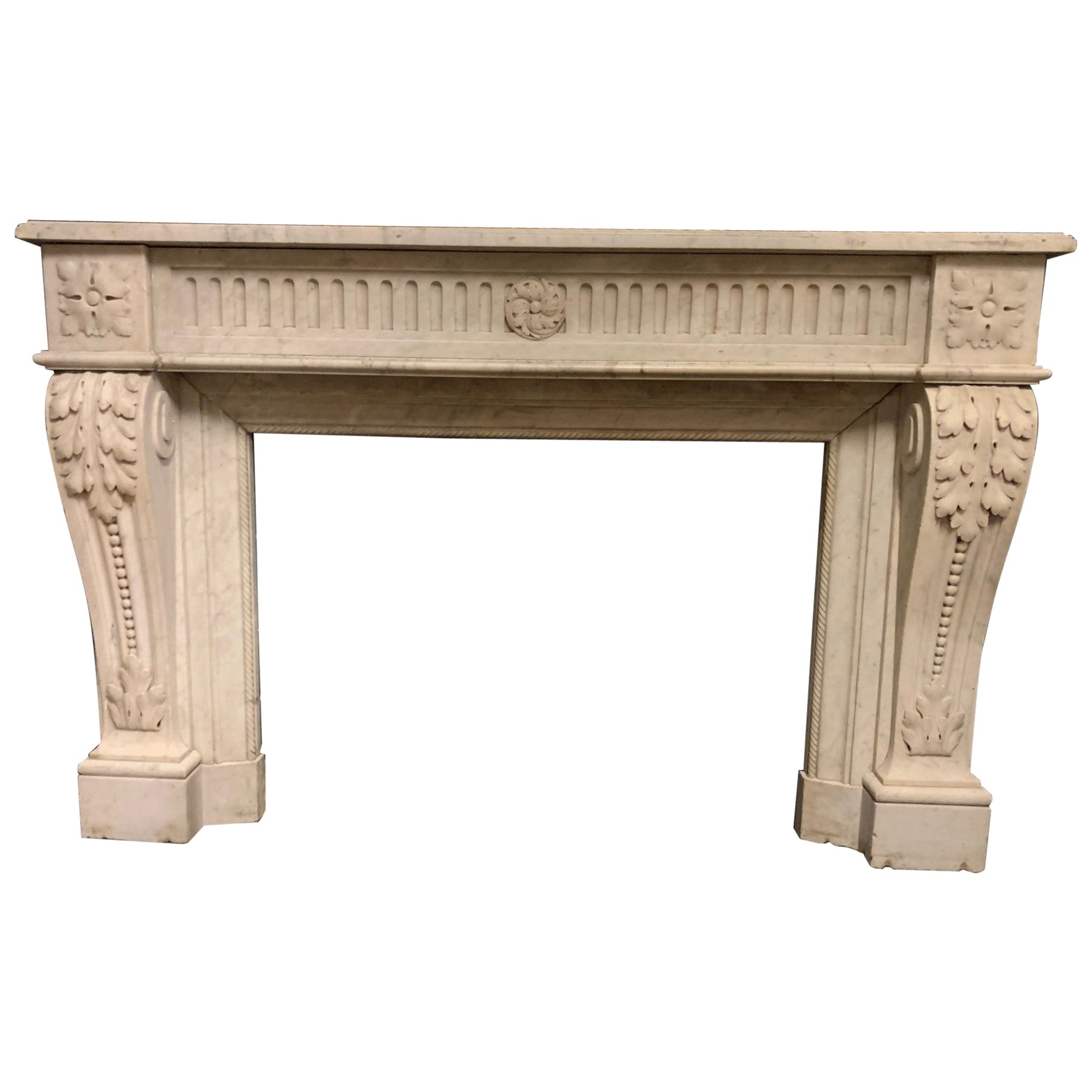 Camino mantello in marmo bianco di Carrara, scolpito con fiori e decori, Francia