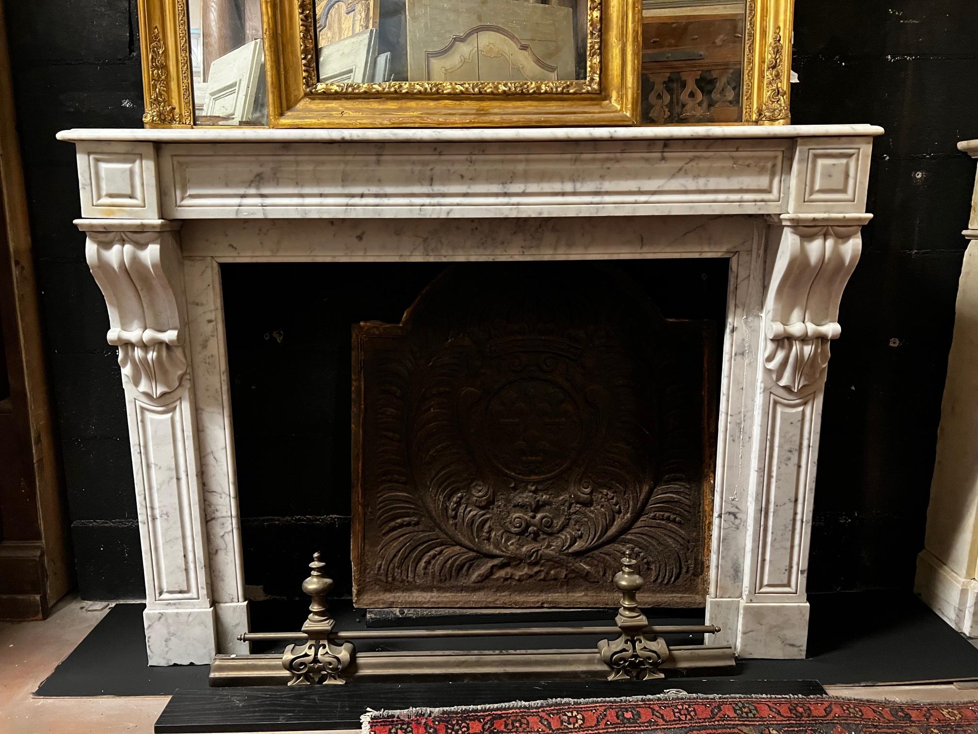 Camino mantello antico in marmo bianco di Carrara, scolpito a mano con tema geometrico lineare, originale di Epoca '800, provenienza Italia. Le gambe del camino presentano foglie d'Acanto scolpite.
Misura massima esterna cm w 133 x P 35 x H 100, la