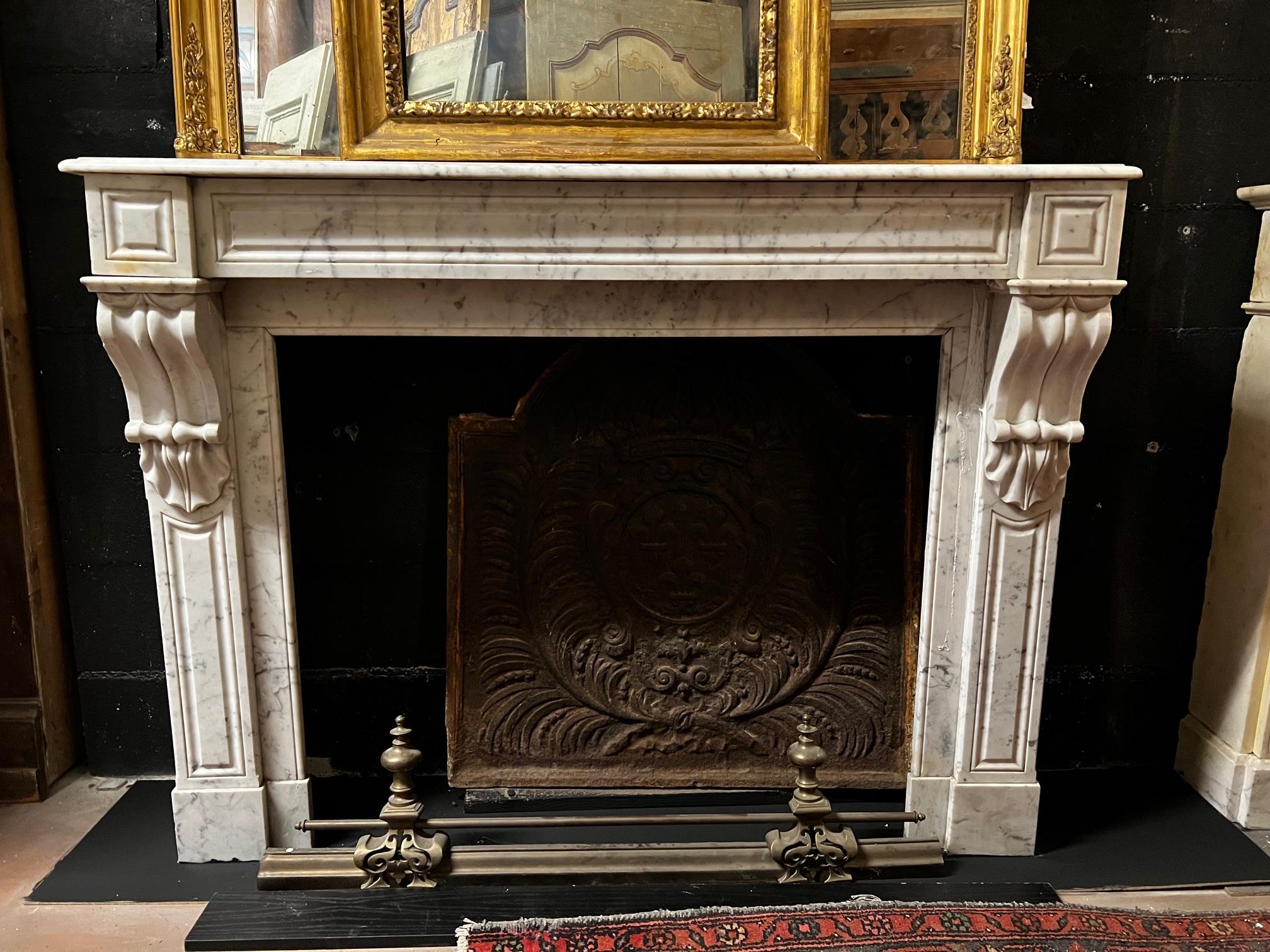 Camino mantello in marmo bianco di Carrara, scolpito con foglie d'acanto, italia Italiano en venta