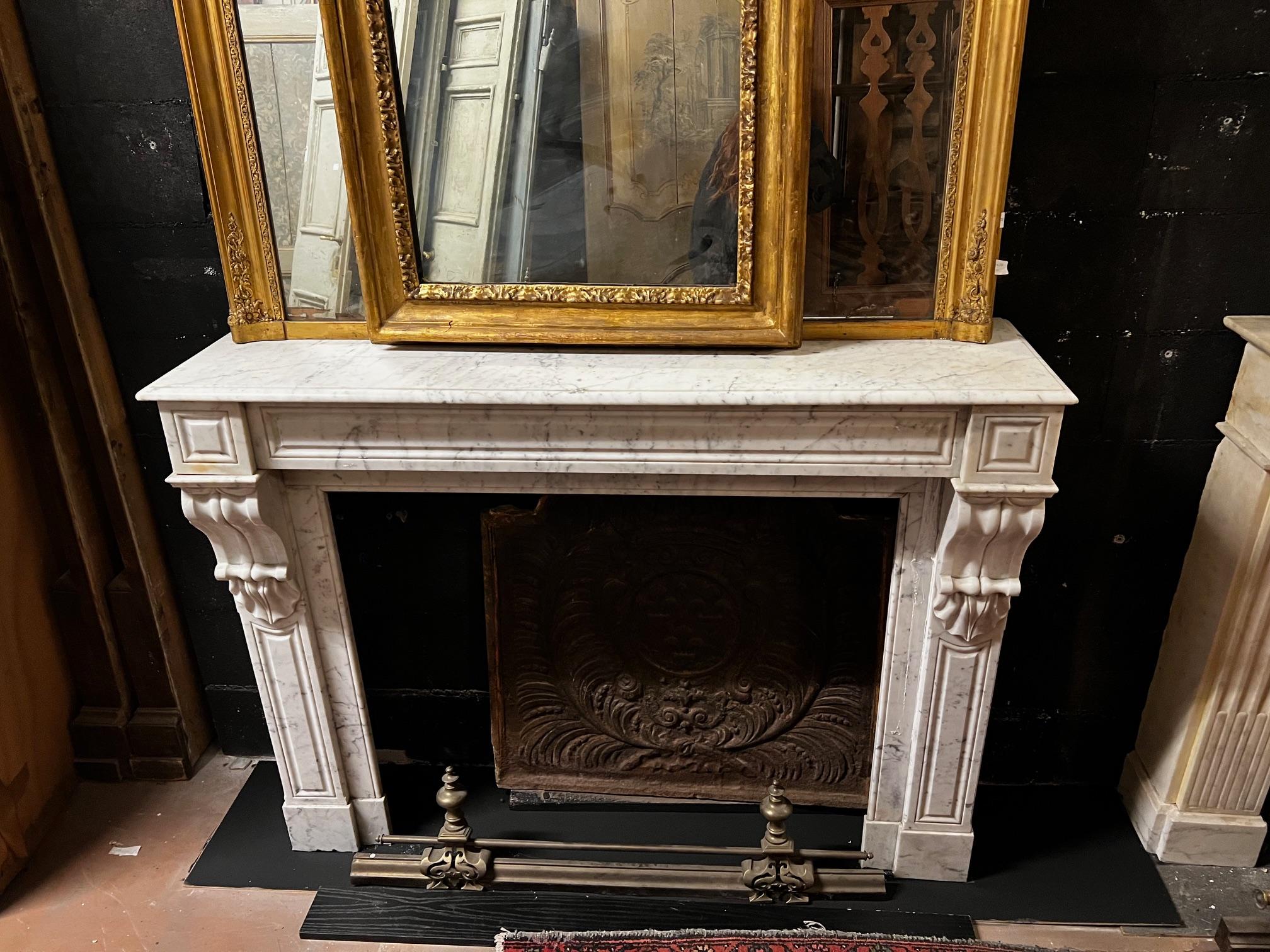 Camino mantello in marmo bianco di Carrara, scolpito con foglie d'acanto, italia Tallado en venta