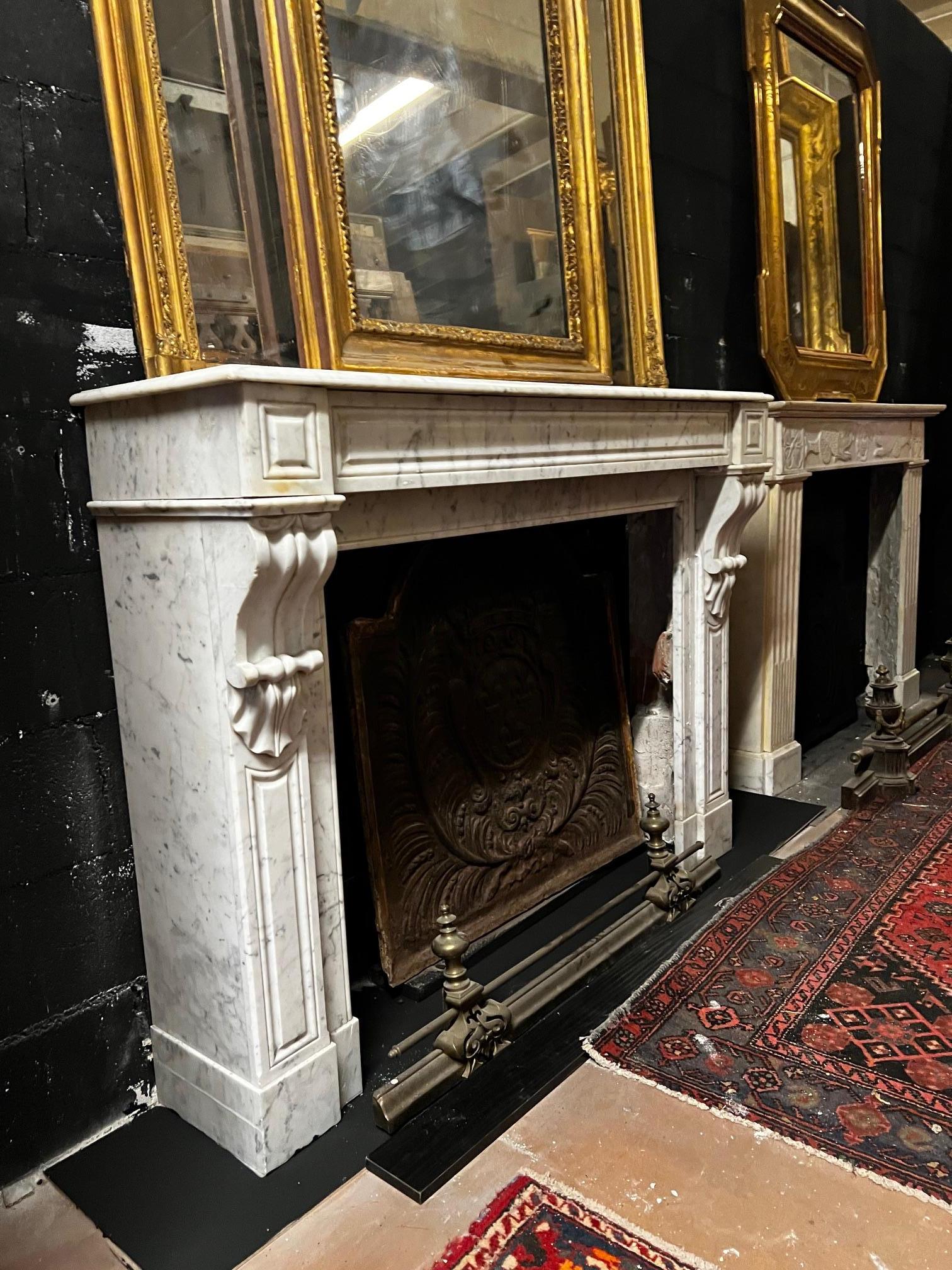 Camino mantello in marmo bianco di Carrara, scolpito con foglie d'acanto, italia en Bueno estado para la venta en Cuneo, Italy (CN)