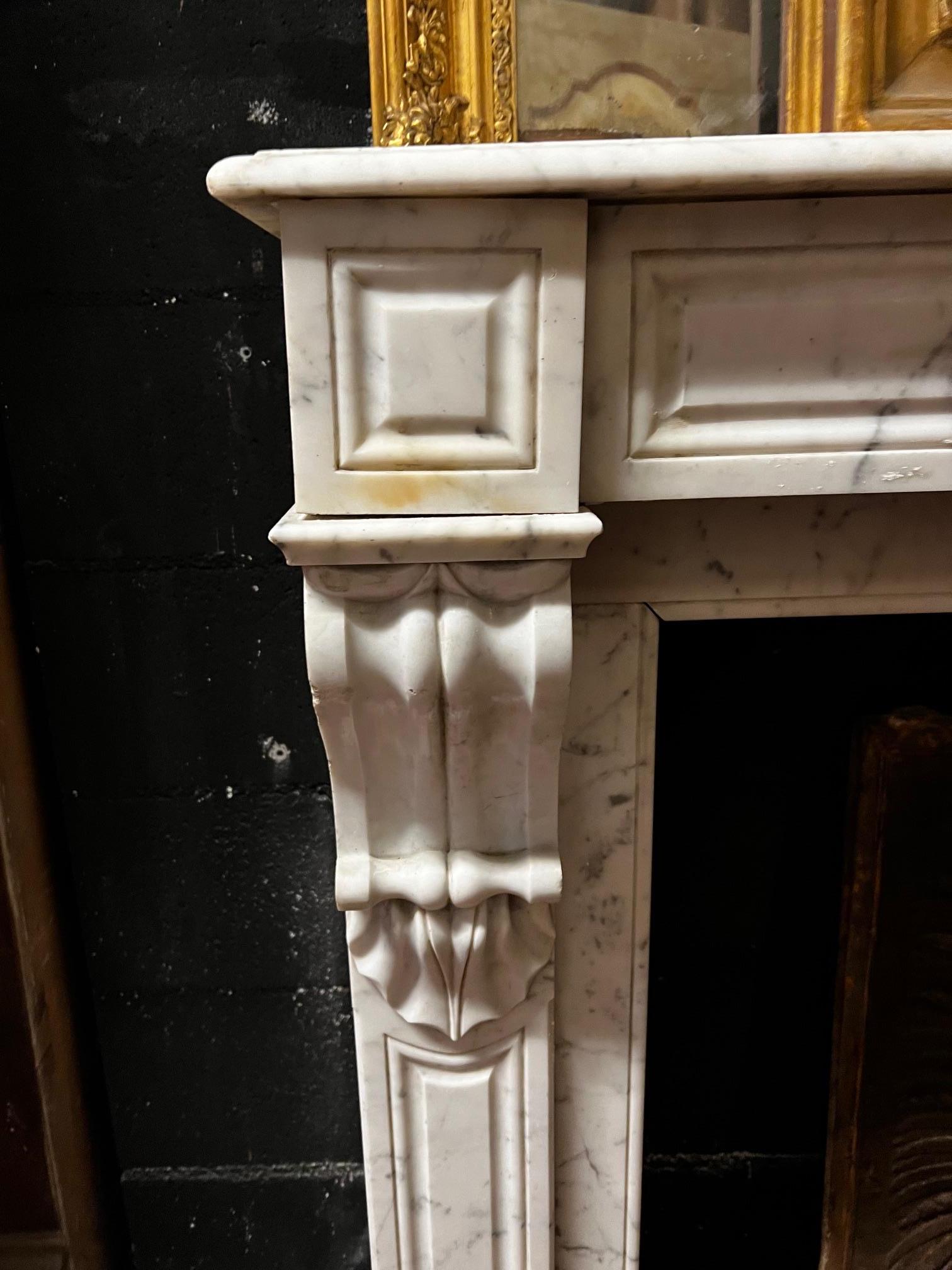 Camino mantello in marmo bianco di Carrara, scolpito con foglie d'acanto, italia siglo XIX en venta