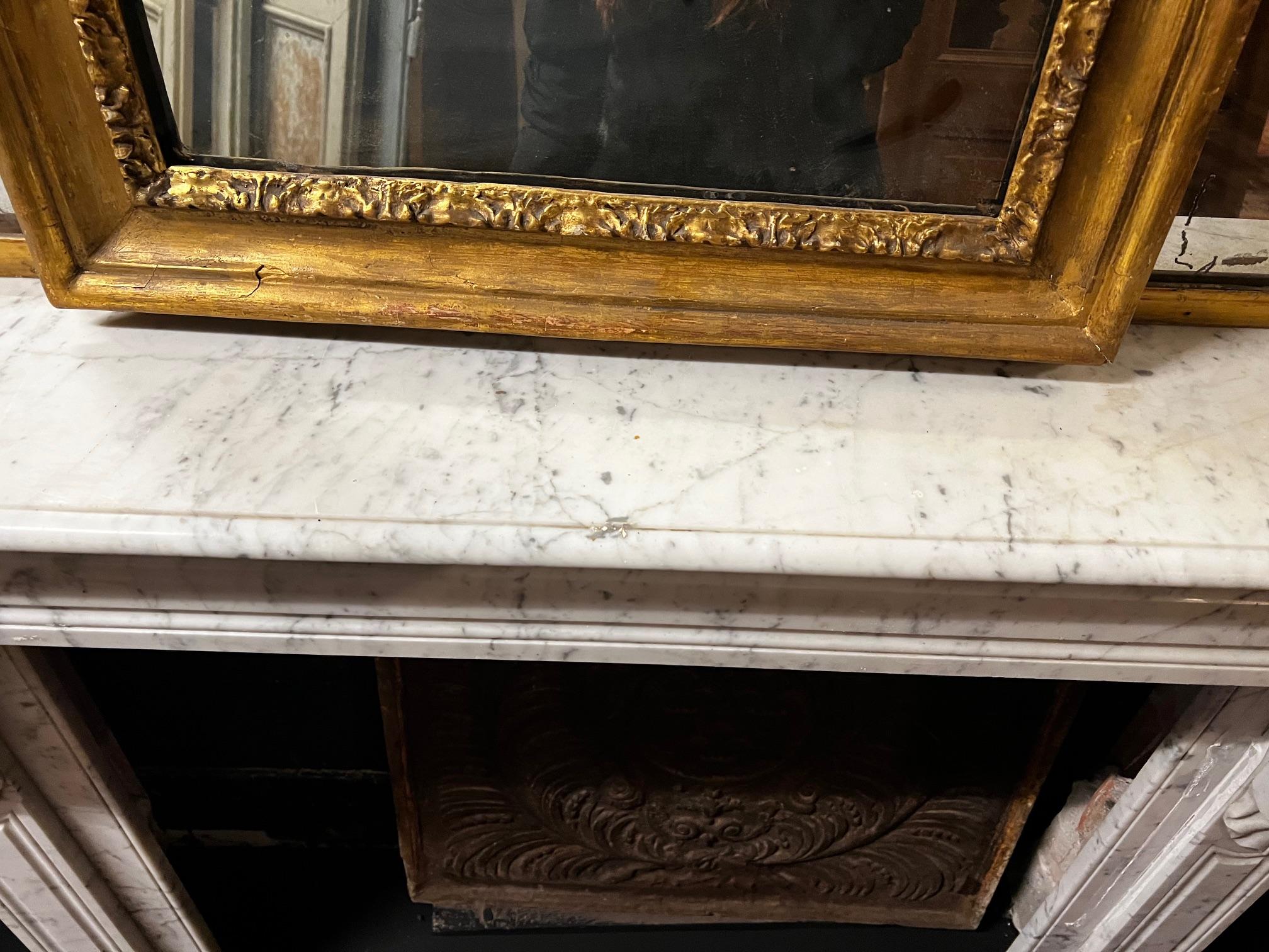 Camino mantello in marmo bianco di Carrara, scolpito con foglie d'acanto, italia Mármol de Carrara en venta