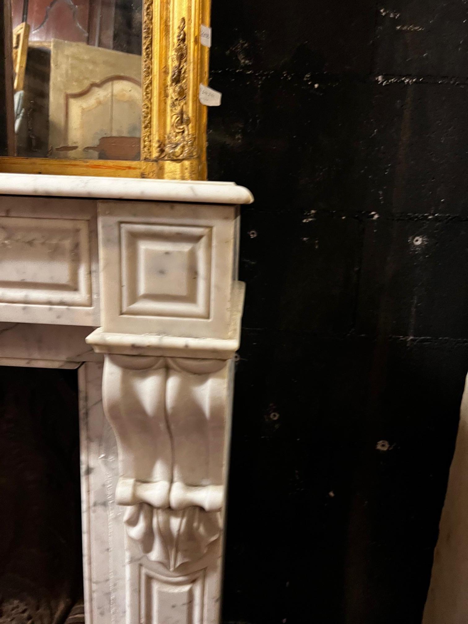 Camino mantello in marmo bianco di Carrara, scolpito con foglie d'acanto, italia en venta 1