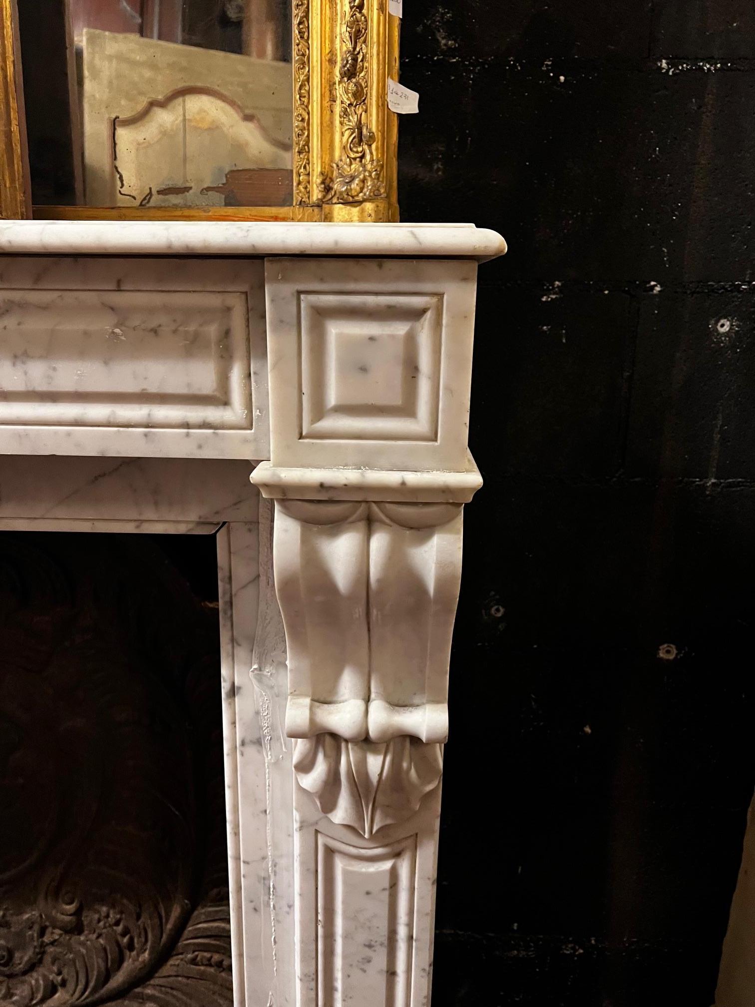 Camino mantello in marmo bianco di Carrara, scolpito con foglie d'acanto, italia en venta 2