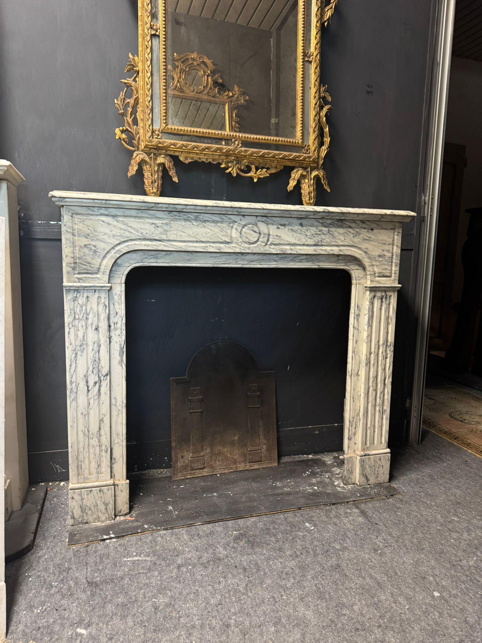 Antico camino mantello, scolpito con tipica forma Pompadour (con occhiello centrale tondo) in prezioso marmo bianco con venatura grigia, originale di epoca seconda metà '800, proveniente da italia. Ideale per arricchire la vostra zona di calore