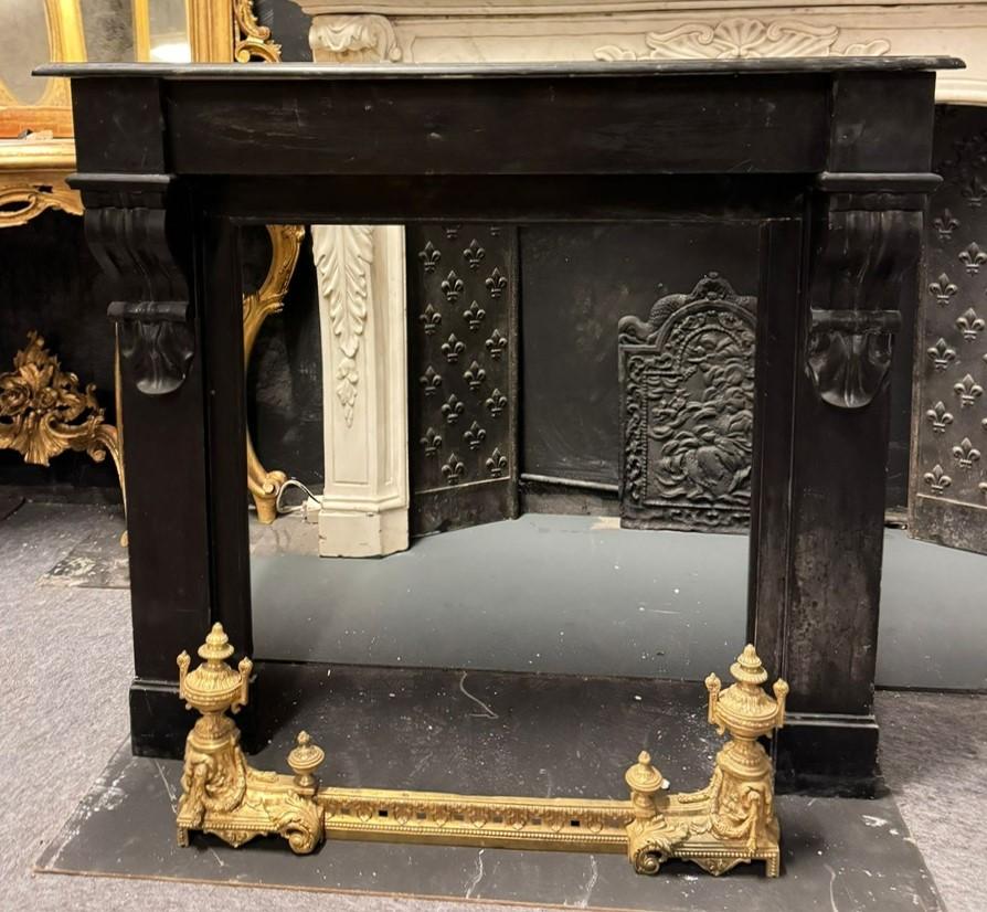 Antico camino mantello in marmo nero Belgio. Il raro e pregiato marmo nero del Belgio è caratterizzato da un raffinato colore nero profondo che gli conferisce un aspetto unico e ricercato, dal grande impatto estetico.
Il camino Presenta fronte