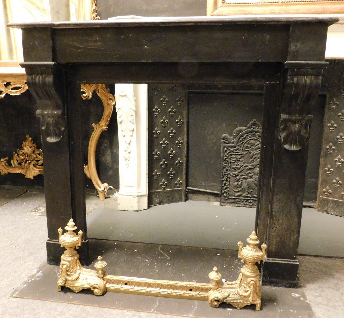 Francese Camino mantello in marmo nero Belgio, forma semplice geometrica, Francia in vendita