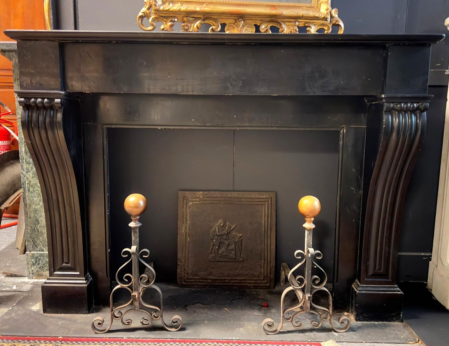 Antico Camino mantello in marmo nero del Belgio scolpito, Presenta piano rettangolare, gambe mosse scolpite, di provenienza Italia, adatto sia agli interni più moderni e minimal che a quelli più eleganti e storici.
Tipico design di epoca inizio