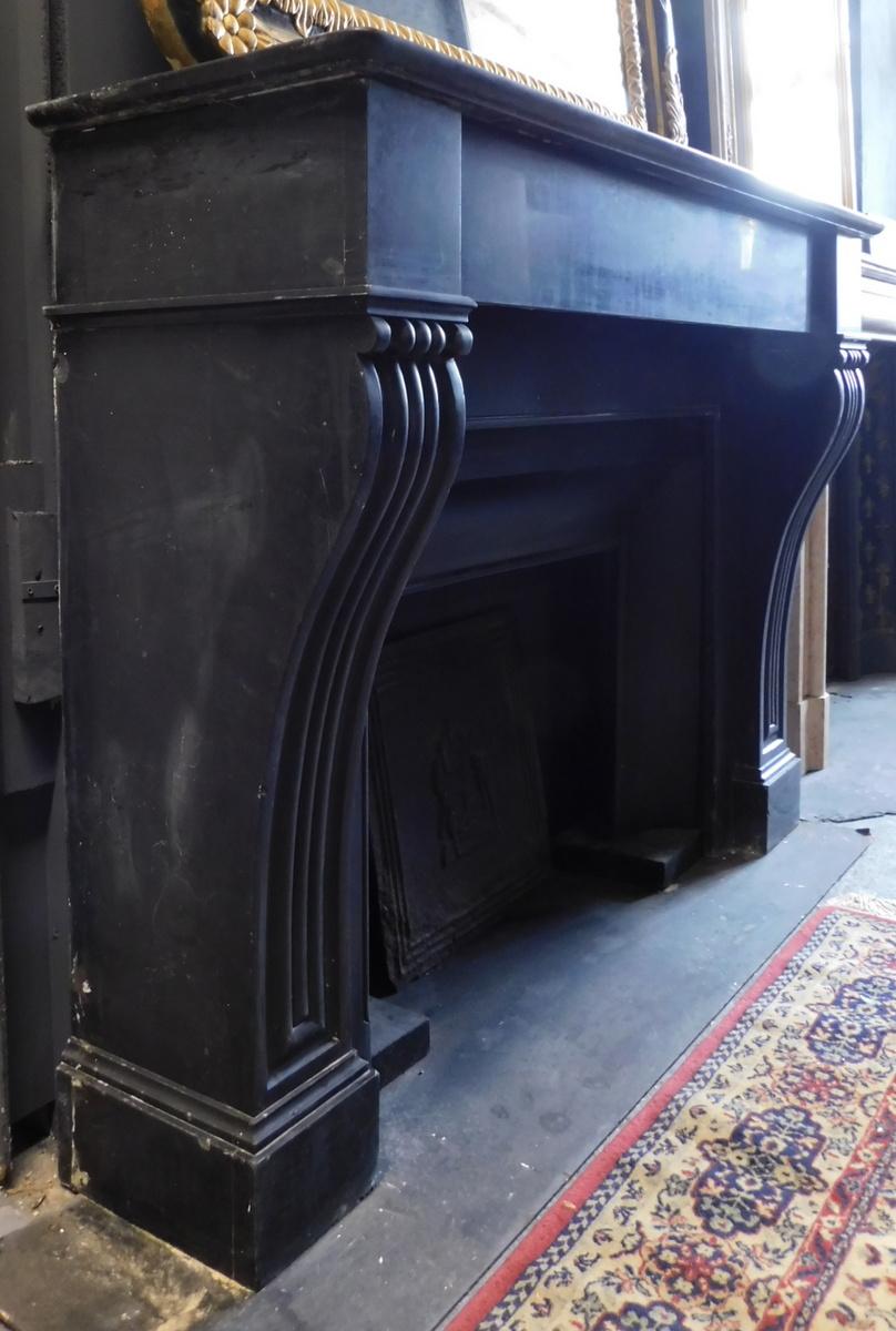 Camino mantello in marmo nero Belgio, scolpito, art decò, provenienza Italia (Art déco) im Angebot