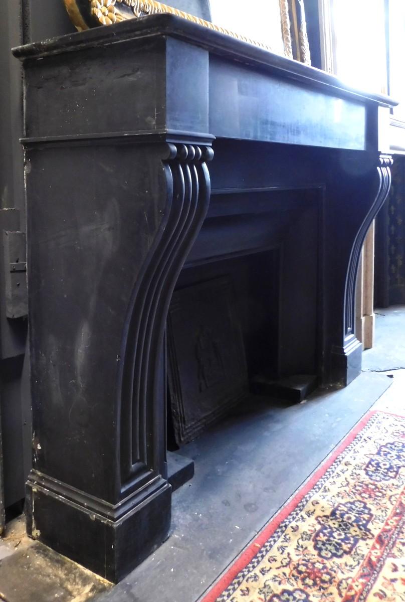 Camino mantello in marmo nero Belgio, scolpito, art decò, provenienza Italia (Geschnitzt) im Angebot
